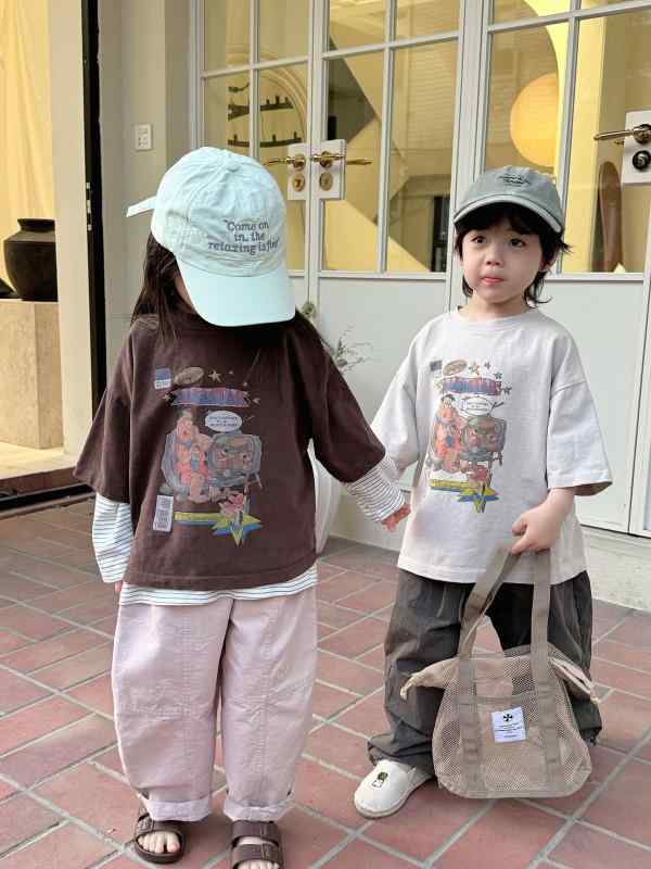 ・カテゴリ: キッズTシャツ・対象性別: 男女兼用・スタイル: 韓国風・フード: なし・袖丈: 長袖・対象年齢: 3～8歳（身長100～140cm）・生地加工: 柔軟加工・柄: キャラクター・要素: プリント・生地素材: ニット・主な素材: 綿90%・安全基準: B類・ネックライン: クルーネック・機能: 吸湿速乾・カラー展開: ベージュ、ブラウン、ダークグレー・サイズ展開: 90cm、100cm、110cm、120cm、130cm、140cm