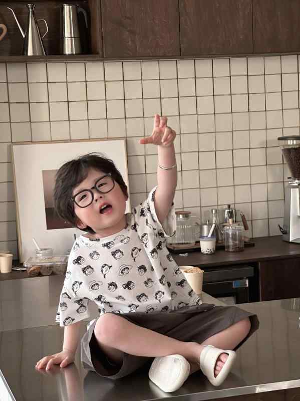 ・カテゴリ: キッズTシャツ・対象性別: 男の子・スタイル: 韓国風・フード: なし・袖丈: 半袖・対象年齢: 中小童（3〜8歳、100〜140cm）・生地加工: 柔軟加工・柄: キャラクター、アバター、スポーツ・生地素材: ニット・主な素材: 綿100%・安全基準: B類・ネックライン: クルーネック・機能: 吸湿速乾・カラー展開: ホワイト、グレー・対象身長: 90cm、100cm、110cm、120cm、130cm、140cm