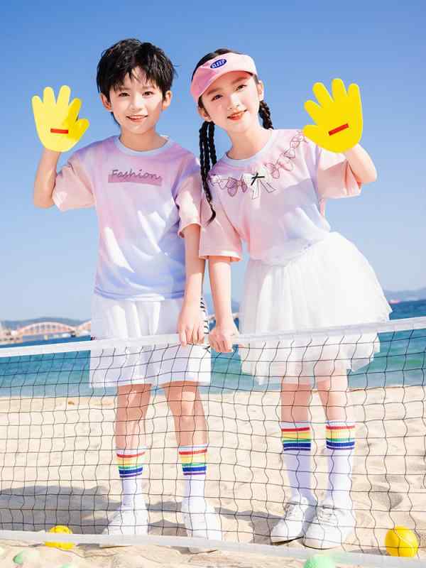 ・スタイル: スポーツ風・対象年齢: 中大童（8歳以上、身長140cm以上）・対象性別: ユニセックス・着用タイプ: プルオーバー・デザイン要素: スポーツ、セットアップ・生地加工: シャーリング、柔軟加工・生地素材: ニット・主な素材: 綿80%・安全基準: B類・フード: なし・セット内容: トップス、パンツ・カラー展開: 男の子用2点セット、女の子用2点セット・サイズ展開: 100cm、110cm、120cm、130cm、140cm、150cm、160cm・カテゴリ: 制服
