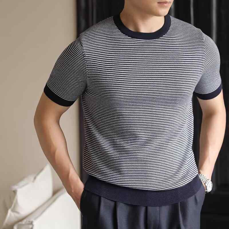 ・カテゴリ: Tシャツ・スタイル: カジュアル・主な素材: アセテート繊維・ネックライン: クルーネック・袖丈: 半袖・袖型: レギュラースリーブ・柄: ストライプ・フィット感: ルーズフィット・フード: なし・生地の厚さ: 薄手・対象: メンズ・着用シーン: デイリー・デザイン詳細: バイカラー・機能性: 通気性・重さ: 約180g-250g・カラー: ネイビー・サイズ展開: M、L、XL、2XL、3XL