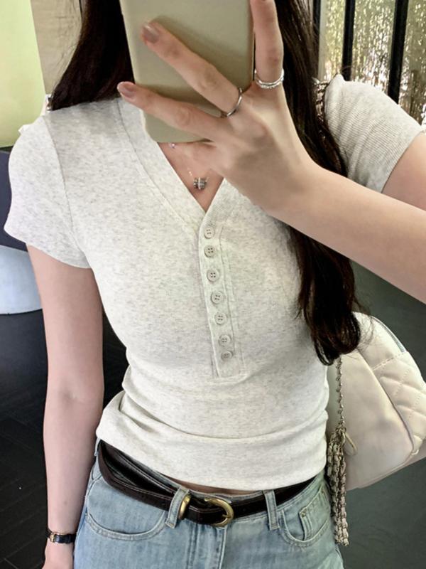 ・カテゴリ: Tシャツ・ネックライン: Vネック・袖丈: 半袖・袖型: レギュラースリーブ・フィット感: スリムフィット・柄: 無地、ボタン、シンプル、カジュアル・スタイル: セクシー、フェミニン・着丈: 約50cm〜65cm・カラー展開: ライトグレー、ネイビー、ホワイト、ブラック・サイズ展開: S、M、L、XL・主な素材: レーヨン・素材割合: 90%以上95%未満