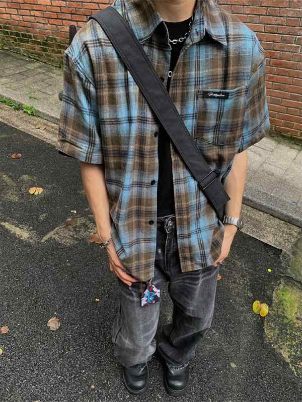・カテゴリ: 衬衫・スタイル: 港風、ティーンズ（18-24歳）・デザイン: カーディガン・シルエット: ルーズフィット・ネックライン: レギュラーカラー・袖丈: 半袖・柄: チェック・厚さ: 薄手・仕様: ポケット付き・ターゲット: ティーン、メンズ・主な素材: ポリエステル96%以上・機能: ノンアイロン・生地の糸番手: 20番手・加工: ノンアイロン加工・シチュエーション: デイリー・カラー展開: ブルー・サイズ展開: M、L、XL、XXL、XXXL