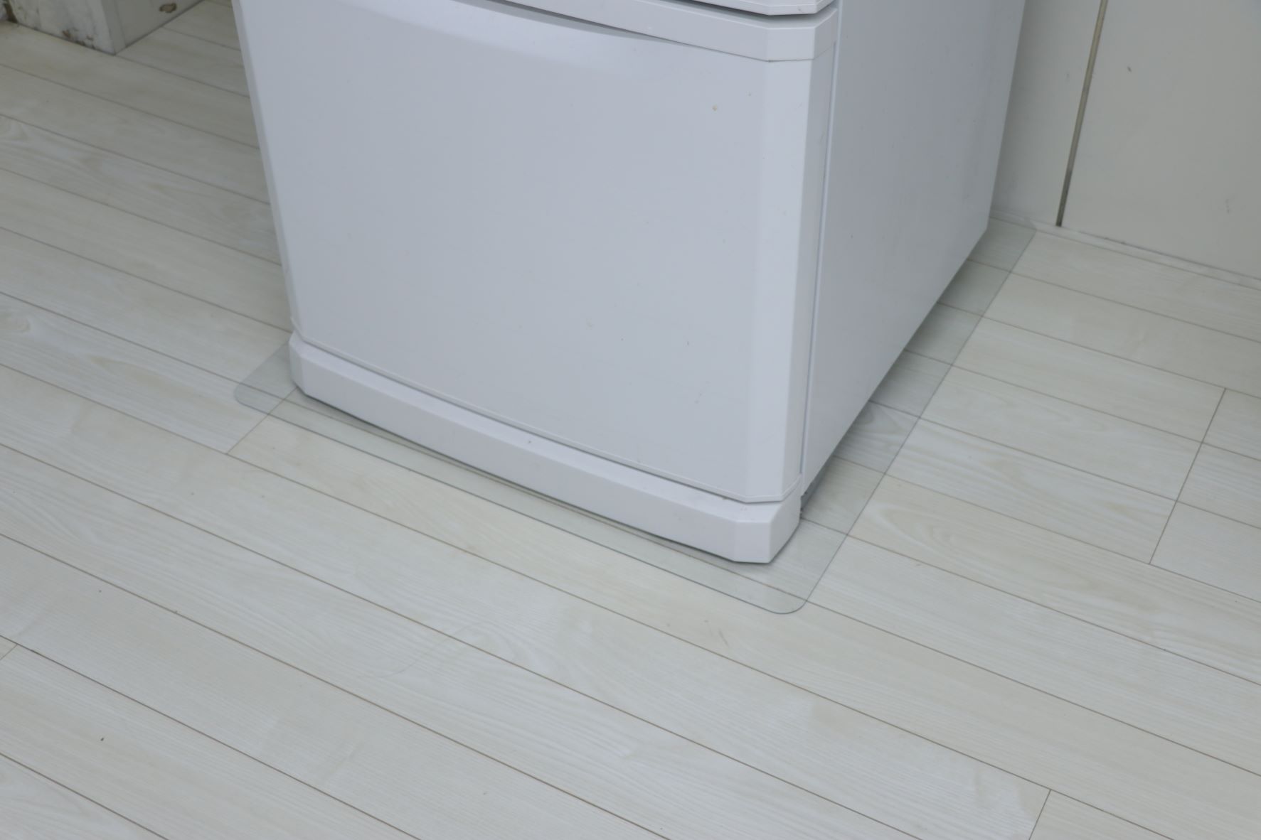 マット 冷蔵庫マット 冷蔵庫 透明 キッチン 台所 Sサイズ 下敷き 触感サラッと ～300L 凹み 傷防止 エンボス加工 拭ける 抗菌 防臭 衛生的 床暖房OK 耐熱80℃ 厚1.5mm 薄くてしっかり 床 保護 マット 撥水 クリア 水拭き PVC