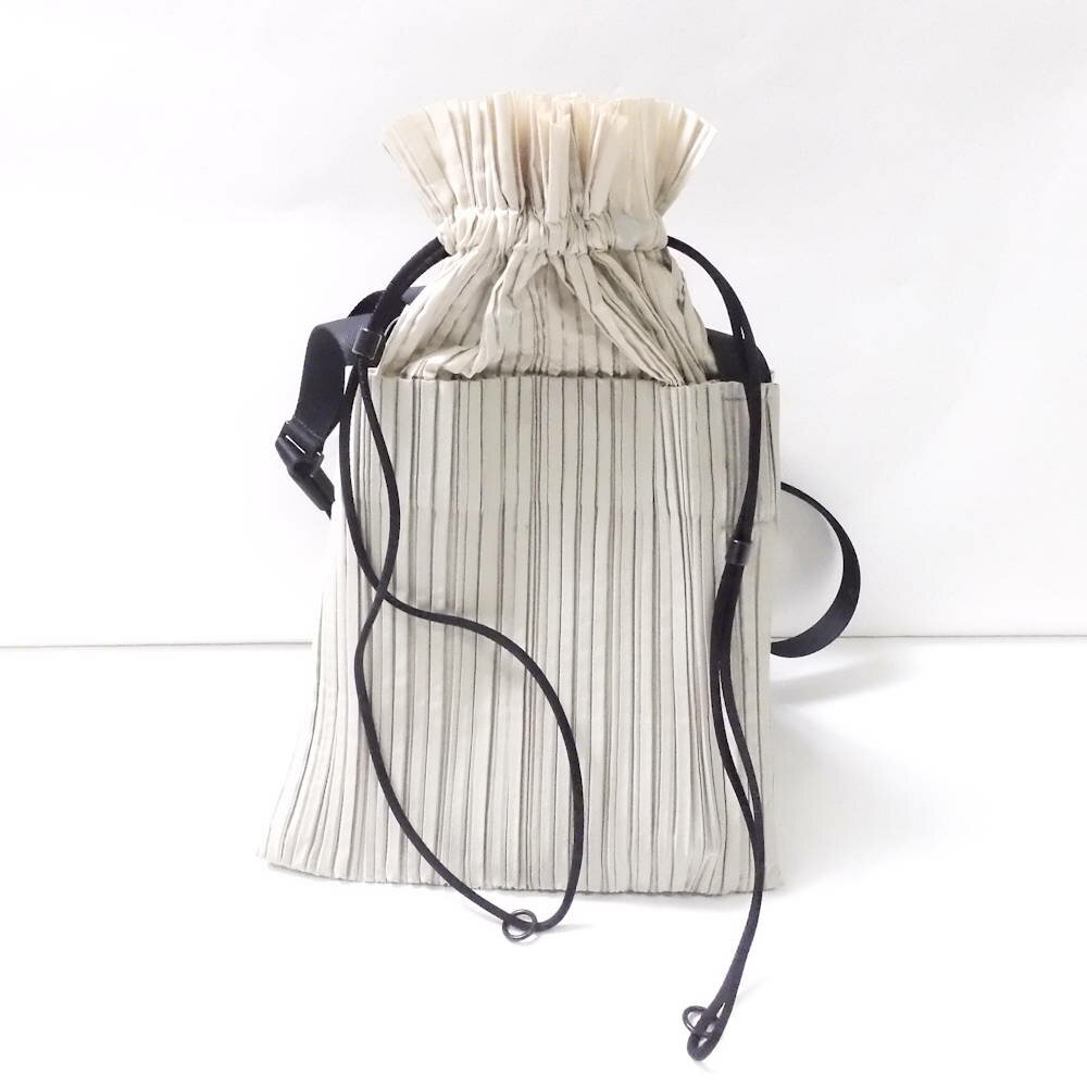 【中古】美品 PLEATS PLEASE ISSEI MIYAKE プリーツプリーズ イッセイミヤケ PP04-AG582 ショルダーバッグ ポリエステル100％ クリーム レディース AY4603C 