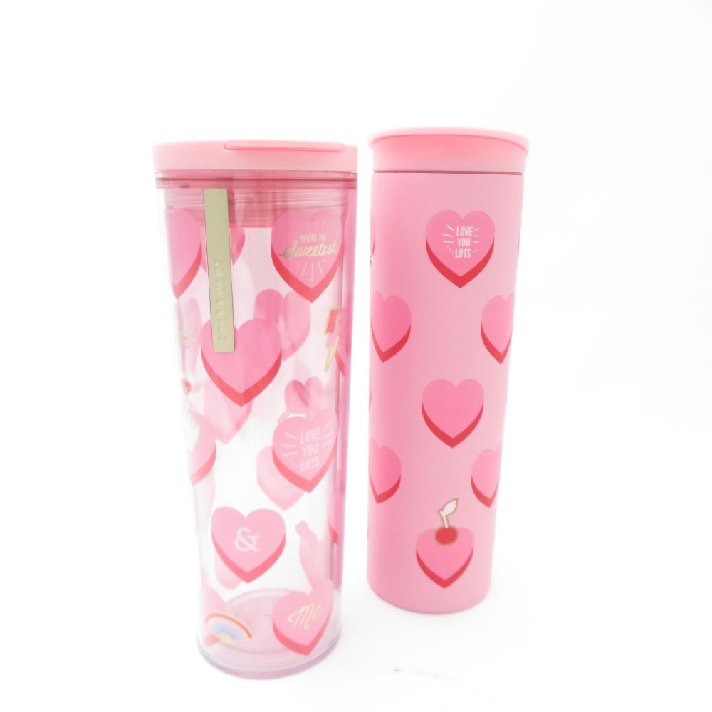 当ストア取扱商品 【 食器 インテリア 】 プレート ティーカップ コーヒーカップ カップ＆ソーサー グラス タンブラー ワイングラス マグカップ ポットシュガーポット クリーマー 鍋 花瓶 フィギュリン 置物 調理機器 など 【 アパレル ブランド 】 ワンピース コート トップス スカート パンツ バッグ 財布 カーディガン ジャケット 靴 シューズ ブーツ スーツ アクセサリー など 【コレクション・ホビー・機器類】 マウス キーボード モニター ヘッドセット マイク ユニフォーム ゴルフウェア スポーツウェア アウトドア キャンプ 脱毛器 ホビー フィギュア ゲーム 万年筆 など 中古品 や アウトレット などを多数取り揃えております。 「ライフスタイルを軽やかで華やかに」といったコンセプトでブランド品の衣類、食器 インテリア などを中心に未使用品から中古品までお安く販売しております。 すべての商品は専門バイヤーが査定をおこない基準を通過した商品となりますのでご安心ください。 掲載商品は他のネットショップにも販売しているため、販売開始前関わらず既に在庫切れや重複してご注文される場合がございます。 その際は誠に申し訳ございませんがご注文の時間が早いお客様を優先させていただきますのでご理解とご了承お願い致します。 【食器などについて】 陶磁器の製法上、個体やロットにより重量やサイズ、ピンホール、スタンプの滲み、突起、ざらつき、色とび、黒点、線傷、濃淡がある場合がございますが、こちらは良品の範囲内となり不良商品ではございません。未使用 STARBUCKS スターバックス バレンタイン 2020 ステンレスボトル タンブラー 2点 セット 473ml スタバ 台湾限定 ハート SC9546F1 【中古】 ※本商品は在庫1点の先着順です ブランド STARBUCKS スターバックス アイテム ステンレスボトル タンブラー コレクション バレンタイン 2020 個数 2点 男女 兼用 色 ピンク ※上記カラーは色の系統を記載。メーカー公式カラーや弊社主観で判断した色合いがある場合は下記の素材・その他に記載しております。 素材・その他 セット 473ml スタバ 台湾限定 ハート 表記サイズ 473ml 実寸サイズ - ※寸法は平置実寸です。（多少の誤差はお許しください） コンディションレベル S コンディション詳細 未使用のきれいな状態です。気になる部分は撮影しています。保管による小傷・スレ 付属品 なし