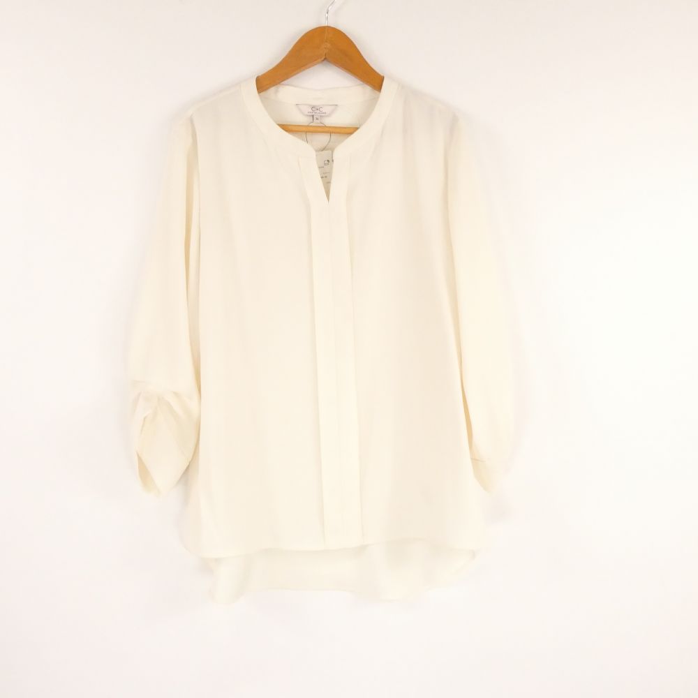 当ストア取扱商品 【 食器 インテリア 】 プレート ティーカップ コーヒーカップ カップ＆ソーサー グラス タンブラー ワイングラス マグカップ ポットシュガーポット クリーマー 鍋 花瓶 フィギュリン 置物 調理機器 など 【 アパレル ブランド 】 ワンピース コート トップス スカート パンツ バッグ 財布 カーディガン ジャケット 靴 シューズ ブーツ スーツ アクセサリー など 【コレクション・ホビー・機器類】 マウス キーボード モニター ヘッドセット マイク ユニフォーム ゴルフウェア スポーツウェア アウトドア キャンプ 脱毛器 ホビー フィギュア ゲーム 万年筆 など 中古品 や アウトレット などを多数取り揃えております。 「ライフスタイルを軽やかで華やかに」といったコンセプトでブランド品の衣類、食器 インテリア などを中心に未使用品から中古品までお安く販売しております。 すべての商品は専門バイヤーが査定をおこない基準を通過した商品となりますのでご安心ください。 掲載商品は他のネットショップにも販売しているため、販売開始前関わらず既に在庫切れや重複してご注文される場合がございます。 その際は誠に申し訳ございませんがご注文の時間が早いお客様を優先させていただきますのでご理解とご了承お願い致します。 【食器などについて】 陶磁器の製法上、個体やロットにより重量やサイズ、ピンホール、スタンプの滲み、突起、ざらつき、色とび、黒点、線傷、濃淡がある場合がございますが、こちらは良品の範囲内となり不良商品ではございません。未使用 C DE C COUP DE CHANCE クードシャンス 187-82456 ブラウス 1点 36 S ポリエステル100％ 七分袖 アイボリー レディース AM8035A25 【中古】 ※本商品は在庫1点の先着順です ブランド C DE C COUP DE CHANCE クードシャンス アイテム ブラウス コレクション 187-82456 個数 1点 男女 レディース 色 ホワイト ※上記カラーは色の系統を記載。メーカー公式カラーや弊社主観で判断した色合いがある場合は下記の素材・その他に記載しております。 素材・その他 ポリエステル100％ 七分袖 アイボリー 表記サイズ 36 S 実寸サイズ 肩幅：38cm身幅：46cm袖丈：41.5cm総丈：64cm ※寸法は平置実寸です。（多少の誤差はお許しください） コンディションレベル S コンディション詳細 未使用のきれいな状態です。気になる部分は撮影しています。 付属品 なし