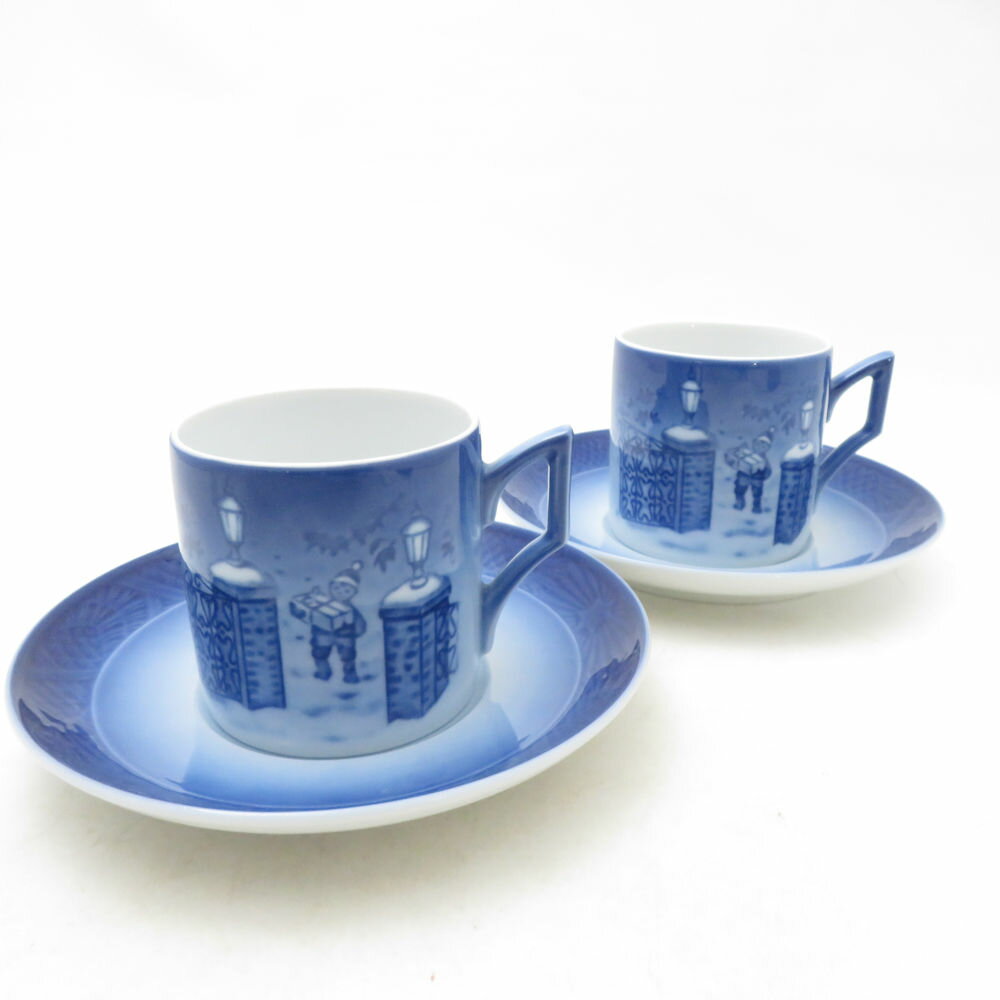 当ストア取扱商品 【 食器 インテリア 】 プレート ティーカップ コーヒーカップ カップ＆ソーサー グラス タンブラー ワイングラス マグカップ ポットシュガーポット クリーマー 鍋 花瓶 フィギュリン 置物 調理機器 など 【 アパレル ブランド 】 ワンピース コート トップス スカート パンツ バッグ 財布 カーディガン ジャケット 靴 シューズ ブーツ スーツ アクセサリー など 【コレクション・ホビー・機器類】 マウス キーボード モニター ヘッドセット マイク ユニフォーム ゴルフウェア スポーツウェア アウトドア キャンプ 脱毛器 ホビー フィギュア ゲーム 万年筆 など 中古品 や アウトレット などを多数取り揃えております。 「ライフスタイルを軽やかで華やかに」といったコンセプトでブランド品の衣類、食器 インテリア などを中心に未使用品から中古品までお安く販売しております。 すべての商品は専門バイヤーが査定をおこない基準を通過した商品となりますのでご安心ください。 掲載商品は他のネットショップにも販売しているため、販売開始前関わらず既に在庫切れや重複してご注文される場合がございます。 その際は誠に申し訳ございませんがご注文の時間が早いお客様を優先させていただきますのでご理解とご了承お願い致します。 【食器などについて】 陶磁器の製法上、個体やロットにより重量やサイズ、ピンホール、スタンプの滲み、突起、ざらつき、色とび、黒点、線傷、濃淡がある場合がございますが、こちらは良品の範囲内となり不良商品ではございません。美品 ROYAL COPENHAGEN ロイヤルコペンハーゲン Seasons Greetings 季節の贈り物 2003年 イヤー カップ＆ソーサー 2客 ペア SU14215G2 【中古】 ※本商品は在庫1点の先着順です ブランド ROYAL COPENHAGEN ロイヤルコペンハーゲン アイテム カップ＆ソーサー コレクション Seasons Greetings 季節の贈り物 2003年 イヤー 個数 2客 男女 兼用 色 ブルー ※上記カラーは色の系統を記載。メーカー公式カラーや弊社主観で判断した色合いがある場合は下記の素材・その他に記載しております。 素材・その他 ペア 表記サイズ C:口径6.5 高6.5 S:直径14.5 実寸サイズ - ※寸法は平置実寸です。（多少の誤差はお許しください） コンディションレベル A コンディション詳細 若干汚れ※2級品キズあり 付属品 なし