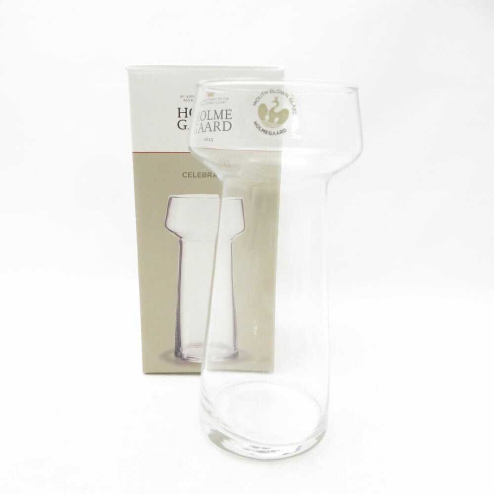 当ストア取扱商品 【 食器 インテリア 】 プレート ティーカップ コーヒーカップ カップ＆ソーサー グラス タンブラー ワイングラス マグカップ ポットシュガーポット クリーマー 鍋 花瓶 フィギュリン 置物 調理機器 など 【 アパレル ブランド 】 ワンピース コート トップス スカート パンツ バッグ 財布 カーディガン ジャケット 靴 シューズ ブーツ スーツ アクセサリー など 【コレクション・ホビー・機器類】 マウス キーボード モニター ヘッドセット マイク ユニフォーム ゴルフウェア スポーツウェア アウトドア キャンプ 脱毛器 ホビー フィギュア ゲーム 万年筆 など 中古品 や アウトレット などを多数取り揃えております。 「ライフスタイルを軽やかで華やかに」といったコンセプトでブランド品の衣類、食器 インテリア などを中心に未使用品から中古品までお安く販売しております。 すべての商品は専門バイヤーが査定をおこない基準を通過した商品となりますのでご安心ください。 掲載商品は他のネットショップにも販売しているため、販売開始前関わらず既に在庫切れや重複してご注文される場合がございます。 その際は誠に申し訳ございませんがご注文の時間が早いお客様を優先させていただきますのでご理解とご了承お願い致します。 【食器などについて】 陶磁器の製法上、個体やロットにより重量やサイズ、ピンホール、スタンプの滲み、突起、ざらつき、色とび、黒点、線傷、濃淡がある場合がございますが、こちらは良品の範囲内となり不良商品ではございません。未使用 Holmegaard ホルムガード CELEBRATE セレブレイト フラワーベース ヒヤシンス 花瓶 廃盤 北欧 デンマーク製 SU14194B3 【中古】 ※本商品は在庫1点の先着順です ブランド Holmegaard ホルムガード アイテム フラワーベース コレクション CELEBRATE セレブレイト 個数 1点 男女 兼用 色 透明 ※上記カラーは色の系統を記載。メーカー公式カラーや弊社主観で判断した色合いがある場合は下記の素材・その他に記載しております。 素材・その他 ヒヤシンス 花瓶 廃盤 北欧 デンマーク製 表記サイズ 幅10 高17.5 実寸サイズ - ※寸法は平置実寸です。（多少の誤差はお許しください） コンディションレベル S コンディション詳細 未使用のきれいな状態です。気になる部分は撮影しています。水滴跡、箱小さなつぶれ箇所あり 付属品 箱