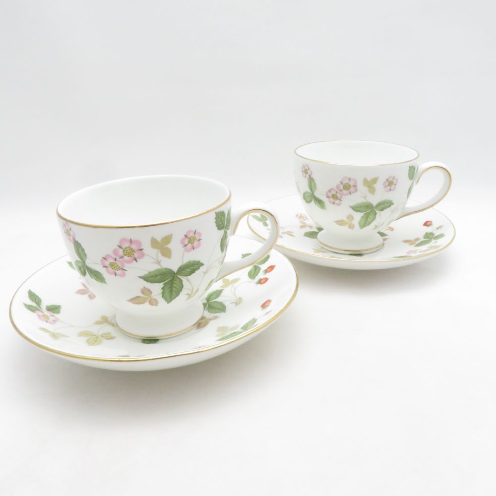当ストア取扱商品 【 食器 インテリア 】 プレート ティーカップ コーヒーカップ カップ＆ソーサー グラス タンブラー ワイングラス マグカップ ポットシュガーポット クリーマー 鍋 花瓶 フィギュリン 置物 調理機器 など 【 アパレル ブランド 】 ワンピース コート トップス スカート パンツ バッグ 財布 カーディガン ジャケット 靴 シューズ ブーツ スーツ アクセサリー など 【コレクション・ホビー・機器類】 マウス キーボード モニター ヘッドセット マイク ユニフォーム ゴルフウェア スポーツウェア アウトドア キャンプ 脱毛器 ホビー フィギュア ゲーム 万年筆 など 中古品 や アウトレット などを多数取り揃えております。 「ライフスタイルを軽やかで華やかに」といったコンセプトでブランド品の衣類、食器 インテリア などを中心に未使用品から中古品までお安く販売しております。 すべての商品は専門バイヤーが査定をおこない基準を通過した商品となりますのでご安心ください。 掲載商品は他のネットショップにも販売しているため、販売開始前関わらず既に在庫切れや重複してご注文される場合がございます。 その際は誠に申し訳ございませんがご注文の時間が早いお客様を優先させていただきますのでご理解とご了承お願い致します。 【食器などについて】 陶磁器の製法上、個体やロットにより重量やサイズ、ピンホール、スタンプの滲み、突起、ざらつき、色とび、黒点、線傷、濃淡がある場合がございますが、こちらは良品の範囲内となり不良商品ではございません。WEDGWOOD ウェッジウッド ワイルドストロベリー カップ＆ソーサー 2客 ペア リー ティー コーヒー SO4044B1 【中古】 ※本商品は在庫1点の先着順です ブランド WEDGWOOD ウェッジウッド アイテム カップ＆ソーサー コレクション ワイルドストロベリー 個数 2客 男女 兼用 色 ホワイト ※上記カラーは色の系統を記載。メーカー公式カラーや弊社主観で判断した色合いがある場合は下記の素材・その他に記載しております。 素材・その他 ペア リー ティー コーヒー 表記サイズ C:口径8.5 高7 S:直径14.5 実寸サイズ - ※寸法は平置実寸です。（多少の誤差はお許しください） コンディションレベル AB コンディション詳細 水滴跡、汚れ、金彩薄れ、スクラッチ 付属品 なし