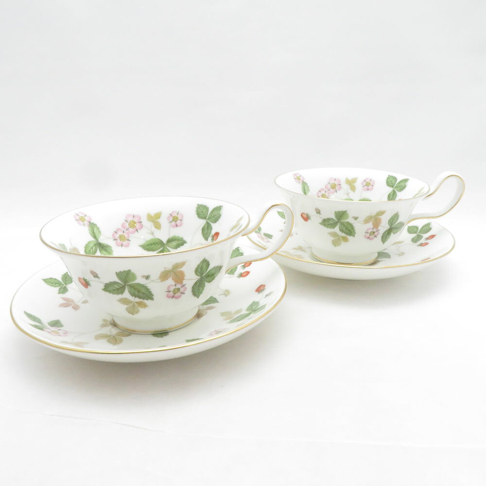 当ストア取扱商品 【 食器 インテリア 】 プレート ティーカップ コーヒーカップ カップ＆ソーサー グラス タンブラー ワイングラス マグカップ ポットシュガーポット クリーマー 鍋 花瓶 フィギュリン 置物 調理機器 など 【 アパレル ブランド 】 ワンピース コート トップス スカート パンツ バッグ 財布 カーディガン ジャケット 靴 シューズ ブーツ スーツ アクセサリー など 【コレクション・ホビー・機器類】 マウス キーボード モニター ヘッドセット マイク ユニフォーム ゴルフウェア スポーツウェア アウトドア キャンプ 脱毛器 ホビー フィギュア ゲーム 万年筆 など 中古品 や アウトレット などを多数取り揃えております。 「ライフスタイルを軽やかで華やかに」といったコンセプトでブランド品の衣類、食器 インテリア などを中心に未使用品から中古品までお安く販売しております。 すべての商品は専門バイヤーが査定をおこない基準を通過した商品となりますのでご安心ください。 掲載商品は他のネットショップにも販売しているため、販売開始前関わらず既に在庫切れや重複してご注文される場合がございます。 その際は誠に申し訳ございませんがご注文の時間が早いお客様を優先させていただきますのでご理解とご了承お願い致します。 【食器などについて】 陶磁器の製法上、個体やロットにより重量やサイズ、ピンホール、スタンプの滲み、突起、ざらつき、色とび、黒点、線傷、濃淡がある場合がございますが、こちらは良品の範囲内となり不良商品ではございません。美品 WEDGWOOD ウェッジウッド ワイルドストロベリー ティーカップ＆ソーサー 2客 ペア ピオニー 黒壺 金彩 英国 紅茶 SU14392B3 【中古】 ※本商品は在庫1点の先着順です ブランド WEDGWOOD ウェッジウッド アイテム ティーカップ＆ソーサー コレクション ワイルドストロベリー 個数 2客 男女 兼用 色 ホワイト ※上記カラーは色の系統を記載。メーカー公式カラーや弊社主観で判断した色合いがある場合は下記の素材・その他に記載しております。 素材・その他 ペア ピオニー 黒壺 金彩 英国 紅茶 表記サイズ C:口径10.5高5.5S:14.5 実寸サイズ - ※寸法は平置実寸です。（多少の誤差はお許しください） コンディションレベル A コンディション詳細 キズ、水あか 付属品 なし