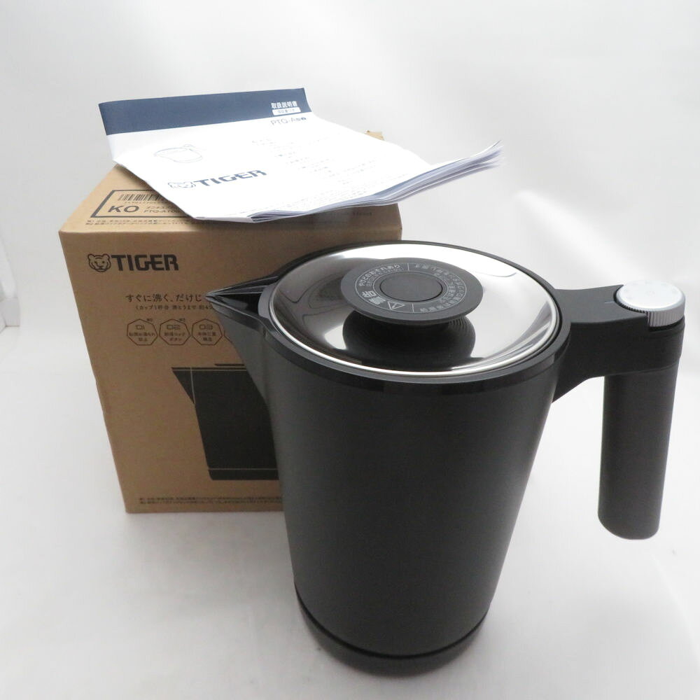 当ストア取扱商品 【 食器 インテリア 】 プレート ティーカップ コーヒーカップ カップ＆ソーサー グラス タンブラー ワイングラス マグカップ ポットシュガーポット クリーマー 鍋 花瓶 フィギュリン 置物 調理機器 など 【 アパレル ブランド 】 ワンピース コート トップス スカート パンツ バッグ 財布 カーディガン ジャケット 靴 シューズ ブーツ スーツ アクセサリー など 【コレクション・ホビー・機器類】 マウス キーボード モニター ヘッドセット マイク ユニフォーム ゴルフウェア スポーツウェア アウトドア キャンプ 脱毛器 ホビー フィギュア ゲーム 万年筆 など 中古品 や アウトレット などを多数取り揃えております。 「ライフスタイルを軽やかで華やかに」といったコンセプトでブランド品の衣類、食器 インテリア などを中心に未使用品から中古品までお安く販売しております。 すべての商品は専門バイヤーが査定をおこない基準を通過した商品となりますのでご安心ください。 掲載商品は他のネットショップにも販売しているため、販売開始前関わらず既に在庫切れや重複してご注文される場合がございます。 その際は誠に申し訳ございませんがご注文の時間が早いお客様を優先させていただきますのでご理解とご了承お願い致します。 【食器などについて】 陶磁器の製法上、個体やロットにより重量やサイズ、ピンホール、スタンプの滲み、突起、ざらつき、色とび、黒点、線傷、濃淡がある場合がございますが、こちらは良品の範囲内となり不良商品ではございません。未使用 TIGER タイガー PTQ-A100 蒸気レス電気ケトル SM5665Z 【中古】 ※本商品は在庫1点の先着順です ブランド TIGER タイガー アイテム 蒸気レス電気ケトル コレクション PTQ-A100 個数 1点 男女 兼用 色 ブラック ※上記カラーは色の系統を記載。メーカー公式カラーや弊社主観で判断した色合いがある場合は下記の素材・その他に記載しております。 素材・その他 表記サイズ 1.0L 実寸サイズ - ※寸法は平置実寸です。（多少の誤差はお許しください） コンディションレベル S コンディション詳細 未使用のきれいな状態です。気になる部分は撮影しています。通電確認済み、保管によるキズ 付属品 箱・説明書