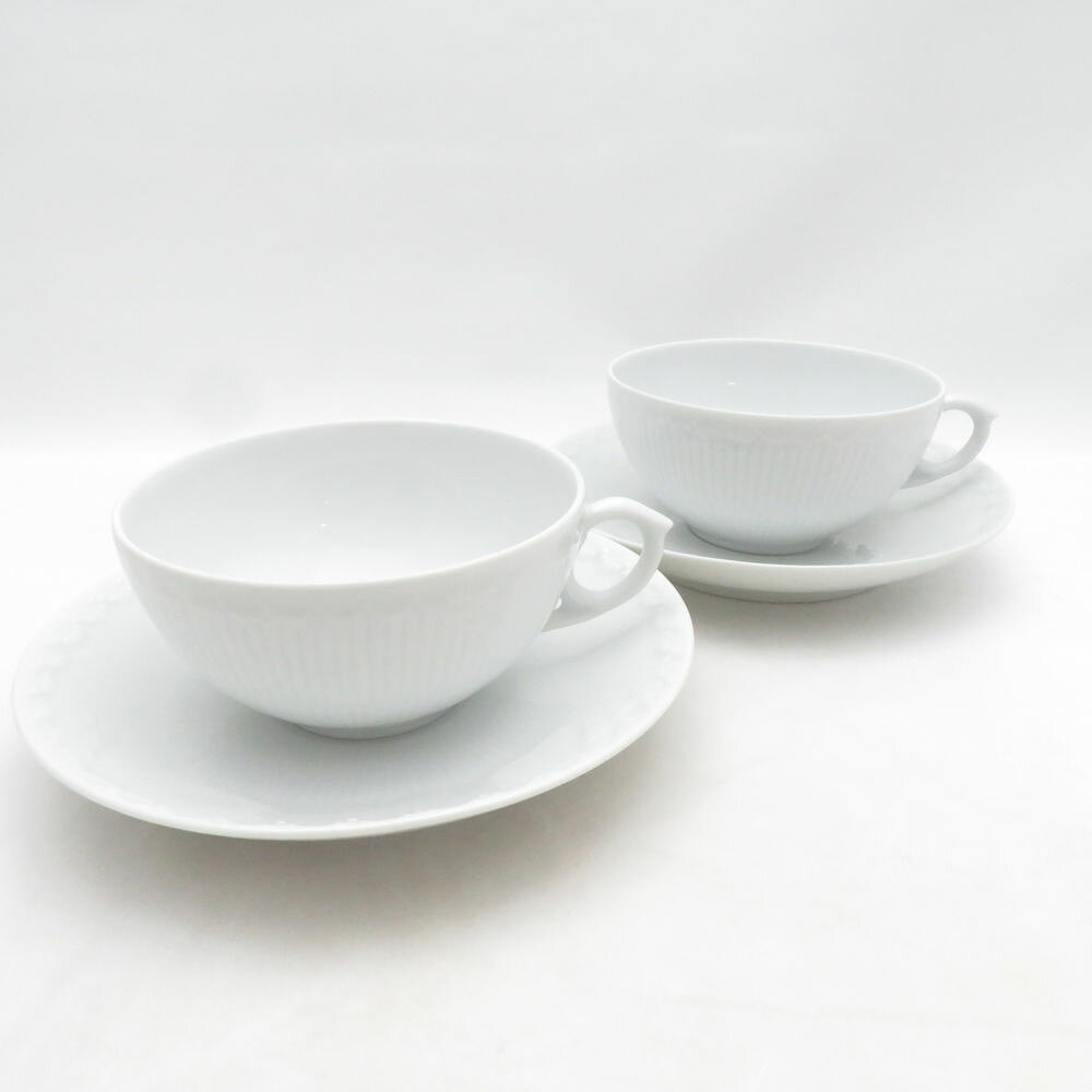 当ストア取扱商品 【 食器 インテリア 】 プレート ティーカップ コーヒーカップ カップ＆ソーサー グラス タンブラー ワイングラス マグカップ ポットシュガーポット クリーマー 鍋 花瓶 フィギュリン 置物 調理機器 など 【 アパレル ブランド 】 ワンピース コート トップス スカート パンツ バッグ 財布 カーディガン ジャケット 靴 シューズ ブーツ スーツ アクセサリー など 【コレクション・ホビー・機器類】 マウス キーボード モニター ヘッドセット マイク ユニフォーム ゴルフウェア スポーツウェア アウトドア キャンプ 脱毛器 ホビー フィギュア ゲーム 万年筆 など 中古品 や アウトレット などを多数取り揃えております。 「ライフスタイルを軽やかで華やかに」といったコンセプトでブランド品の衣類、食器 インテリア などを中心に未使用品から中古品までお安く販売しております。 すべての商品は専門バイヤーが査定をおこない基準を通過した商品となりますのでご安心ください。 掲載商品は他のネットショップにも販売しているため、販売開始前関わらず既に在庫切れや重複してご注文される場合がございます。 その際は誠に申し訳ございませんがご注文の時間が早いお客様を優先させていただきますのでご理解とご了承お願い致します。 【食器などについて】 陶磁器の製法上、個体やロットにより重量やサイズ、ピンホール、スタンプの滲み、突起、ざらつき、色とび、黒点、線傷、濃淡がある場合がございますが、こちらは良品の範囲内となり不良商品ではございません。美品 ROYAL COPENHAGEN ロイヤルコペンハーゲン ホワイトフルーテッド ハーフレース ティーカップ＆ソーサー 2客 ペア 紅茶 SO4316L1 【中古】 ※本商品は在庫1点の先着順です ブランド ROYAL COPENHAGEN ロイヤルコペンハーゲン アイテム ティーカップ＆ソーサー コレクション ホワイトフルーテッド ハーフレース 個数 2客 男女 兼用 色 ホワイト ※上記カラーは色の系統を記載。メーカー公式カラーや弊社主観で判断した色合いがある場合は下記の素材・その他に記載しております。 素材・その他 ペア 紅茶 表記サイズ C:口径9.5 高5 S:直径14.5 実寸サイズ - ※寸法は平置実寸です。（多少の誤差はお許しください） コンディションレベル A コンディション詳細 水滴跡、スレキズ 付属品 なし