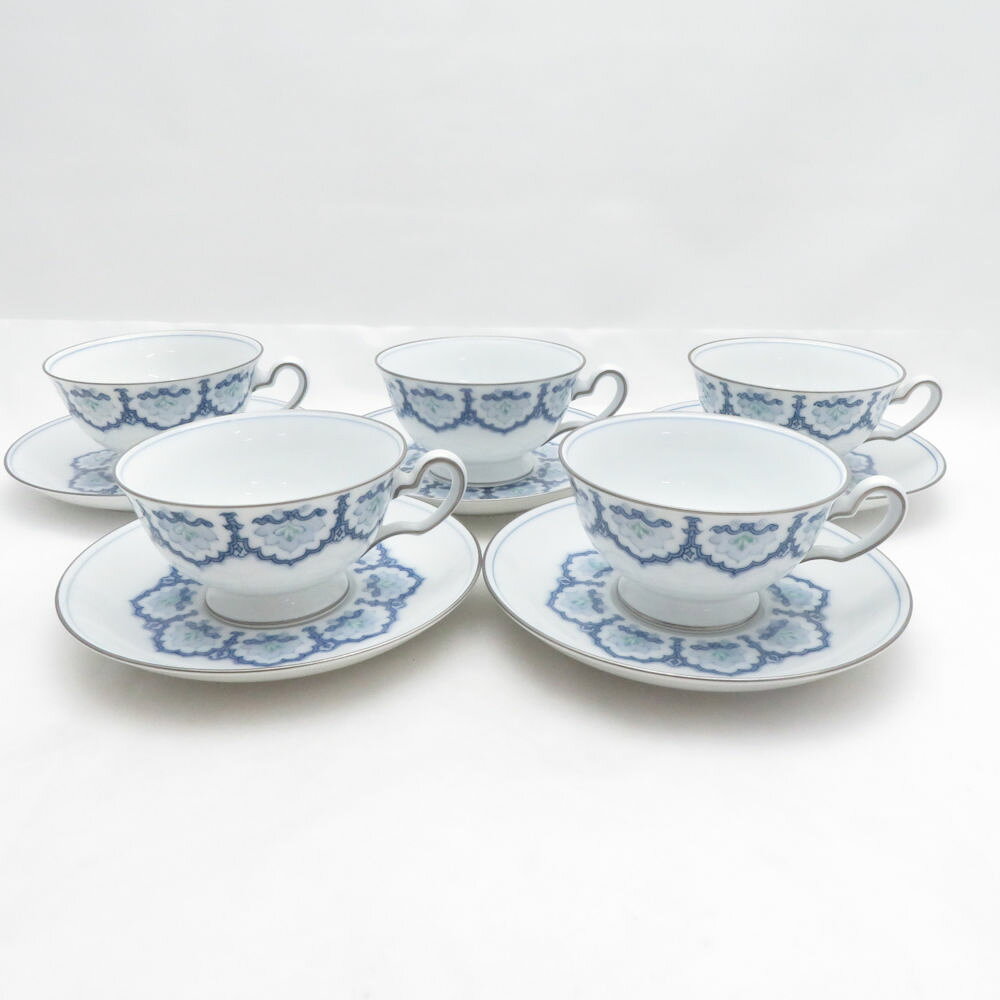 当ストア取扱商品 【 食器 インテリア 】 プレート ティーカップ コーヒーカップ カップ＆ソーサー グラス タンブラー ワイングラス マグカップ ポットシュガーポット クリーマー 鍋 花瓶 フィギュリン 置物 調理機器 など 【 アパレル ブランド 】 ワンピース コート トップス スカート パンツ バッグ 財布 カーディガン ジャケット 靴 シューズ ブーツ スーツ アクセサリー など 【コレクション・ホビー・機器類】 マウス キーボード モニター ヘッドセット マイク ユニフォーム ゴルフウェア スポーツウェア アウトドア キャンプ 脱毛器 ホビー フィギュア ゲーム 万年筆 など 中古品 や アウトレット などを多数取り揃えております。 「ライフスタイルを軽やかで華やかに」といったコンセプトでブランド品の衣類、食器 インテリア などを中心に未使用品から中古品までお安く販売しております。 すべての商品は専門バイヤーが査定をおこない基準を通過した商品となりますのでご安心ください。 掲載商品は他のネットショップにも販売しているため、販売開始前関わらず既に在庫切れや重複してご注文される場合がございます。 その際は誠に申し訳ございませんがご注文の時間が早いお客様を優先させていただきますのでご理解とご了承お願い致します。 【食器などについて】 陶磁器の製法上、個体やロットにより重量やサイズ、ピンホール、スタンプの滲み、突起、ざらつき、色とび、黒点、線傷、濃淡がある場合がございますが、こちらは良品の範囲内となり不良商品ではございません。OKURA 大倉陶園 呉須正倉院 カップ＆ソーサー 5客 セット SM5725A2 【中古】 ※本商品は在庫1点の先着順です ブランド OKURA 大倉陶園 アイテム カップ＆ソーサー コレクション 呉須正倉院 個数 5客 男女 兼用 色 ホワイト ※上記カラーは色の系統を記載。メーカー公式カラーや弊社主観で判断した色合いがある場合は下記の素材・その他に記載しております。 素材・その他 セット 表記サイズ C:口径9.5 高さ5.5 S:14.5 実寸サイズ - ※寸法は平置実寸です。（多少の誤差はお許しください） コンディションレベル B コンディション詳細 全体的に使用感あり。特に気になる部分を撮影しています。水あか、汚れ 付属品 なし