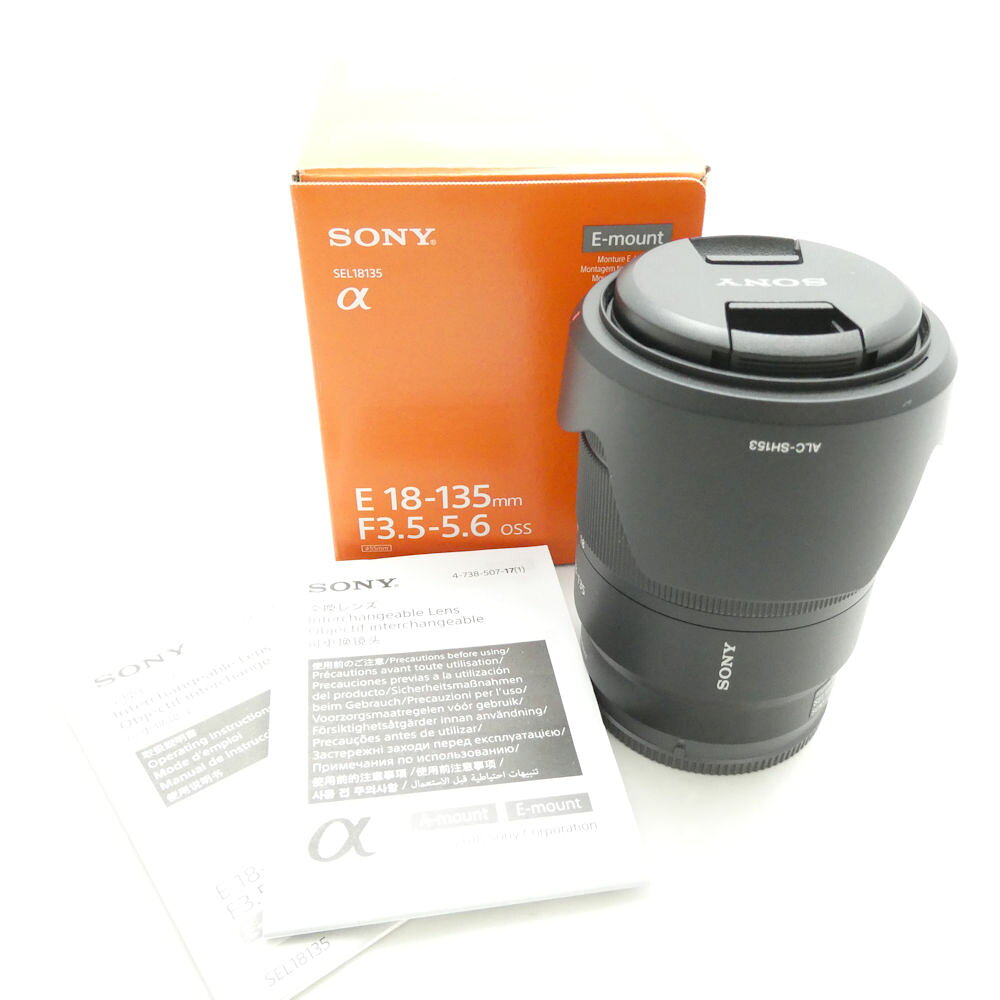 当ストア取扱商品 【 食器 インテリア 】 プレート ティーカップ コーヒーカップ カップ＆ソーサー グラス タンブラー ワイングラス マグカップ ポットシュガーポット クリーマー 鍋 花瓶 フィギュリン 置物 調理機器 など 【 アパレル ブランド 】 ワンピース コート トップス スカート パンツ バッグ 財布 カーディガン ジャケット 靴 シューズ ブーツ スーツ アクセサリー など 【コレクション・ホビー・機器類】 マウス キーボード モニター ヘッドセット マイク ユニフォーム ゴルフウェア スポーツウェア アウトドア キャンプ 脱毛器 ホビー フィギュア ゲーム 万年筆 など 中古品 や アウトレット などを多数取り揃えております。 「ライフスタイルを軽やかで華やかに」といったコンセプトでブランド品の衣類、食器 インテリア などを中心に未使用品から中古品までお安く販売しております。 すべての商品は専門バイヤーが査定をおこない基準を通過した商品となりますのでご安心ください。 掲載商品は他のネットショップにも販売しているため、販売開始前関わらず既に在庫切れや重複してご注文される場合がございます。 その際は誠に申し訳ございませんがご注文の時間が早いお客様を優先させていただきますのでご理解とご了承お願い致します。 【食器などについて】 陶磁器の製法上、個体やロットにより重量やサイズ、ピンホール、スタンプの滲み、突起、ざらつき、色とび、黒点、線傷、濃淡がある場合がございますが、こちらは良品の範囲内となり不良商品ではございません。美品 SONY ソニー SEL18135 18-135mm F3.5-5.6 OSS カメラレンズ フィルター径 55mm 最短撮影距離 0.45m HN358W1 【中古】 ※本商品は在庫1点の先着順です ブランド SONY ソニー アイテム カメラレンズ コレクション SEL18135 18-135mm F3.5-5.6 OSS 個数 1点 男女 兼用 色 ブラック ※上記カラーは色の系統を記載。メーカー公式カラーや弊社主観で判断した色合いがある場合は下記の素材・その他に記載しております。 素材・その他 フィルター径 55mm 最短撮影距離: 0.45m 表記サイズ 実寸サイズ - ※寸法は平置実寸です。（多少の誤差はお許しください） コンディションレベル SA コンディション詳細 未使用に近い状態です。若干のキズスレや汚れがある場合は、特に気になる部分を撮影しています。 付属品 箱、説明書
