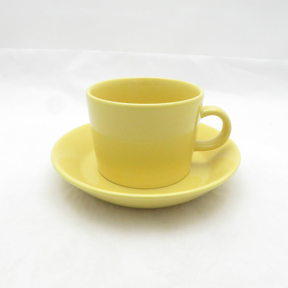 当ストア取扱商品 【 食器 インテリア 】 プレート ティーカップ コーヒーカップ カップ＆ソーサー グラス タンブラー ワイングラス マグカップ ポットシュガーポット クリーマー 鍋 花瓶 フィギュリン 置物 調理機器 など 【 アパレル ブランド 】 ワンピース コート トップス スカート パンツ バッグ 財布 カーディガン ジャケット 靴 シューズ ブーツ スーツ アクセサリー など 【コレクション・ホビー・機器類】 マウス キーボード モニター ヘッドセット マイク ユニフォーム ゴルフウェア スポーツウェア アウトドア キャンプ 脱毛器 ホビー フィギュア ゲーム 万年筆 など 中古品 や アウトレット などを多数取り揃えております。 「ライフスタイルを軽やかで華やかに」といったコンセプトでブランド品の衣類、食器 インテリア などを中心に未使用品から中古品までお安く販売しております。 すべての商品は専門バイヤーが査定をおこない基準を通過した商品となりますのでご安心ください。 掲載商品は他のネットショップにも販売しているため、販売開始前関わらず既に在庫切れや重複してご注文される場合がございます。 その際は誠に申し訳ございませんがご注文の時間が早いお客様を優先させていただきますのでご理解とご了承お願い致します。 【食器などについて】 陶磁器の製法上、個体やロットにより重量やサイズ、ピンホール、スタンプの滲み、突起、ざらつき、色とび、黒点、線傷、濃淡がある場合がございますが、こちらは良品の範囲内となり不良商品ではございません。美品 iittala イッタラ ティーマ カップ＆ソーサー 北欧 SO4429F2 【中古】 ※本商品は在庫1点の先着順です ブランド iittala イッタラ アイテム カップ＆ソーサー コレクション ティーマ 個数 1客 男女 兼用 色 イエロー ※上記カラーは色の系統を記載。メーカー公式カラーや弊社主観で判断した色合いがある場合は下記の素材・その他に記載しております。 素材・その他 北欧 表記サイズ C:口径8 高6 S:直径14 高2.5 実寸サイズ - ※寸法は平置実寸です。（多少の誤差はお許しください） コンディションレベル A コンディション詳細 スレキズ、薄汚れ 付属品 なし