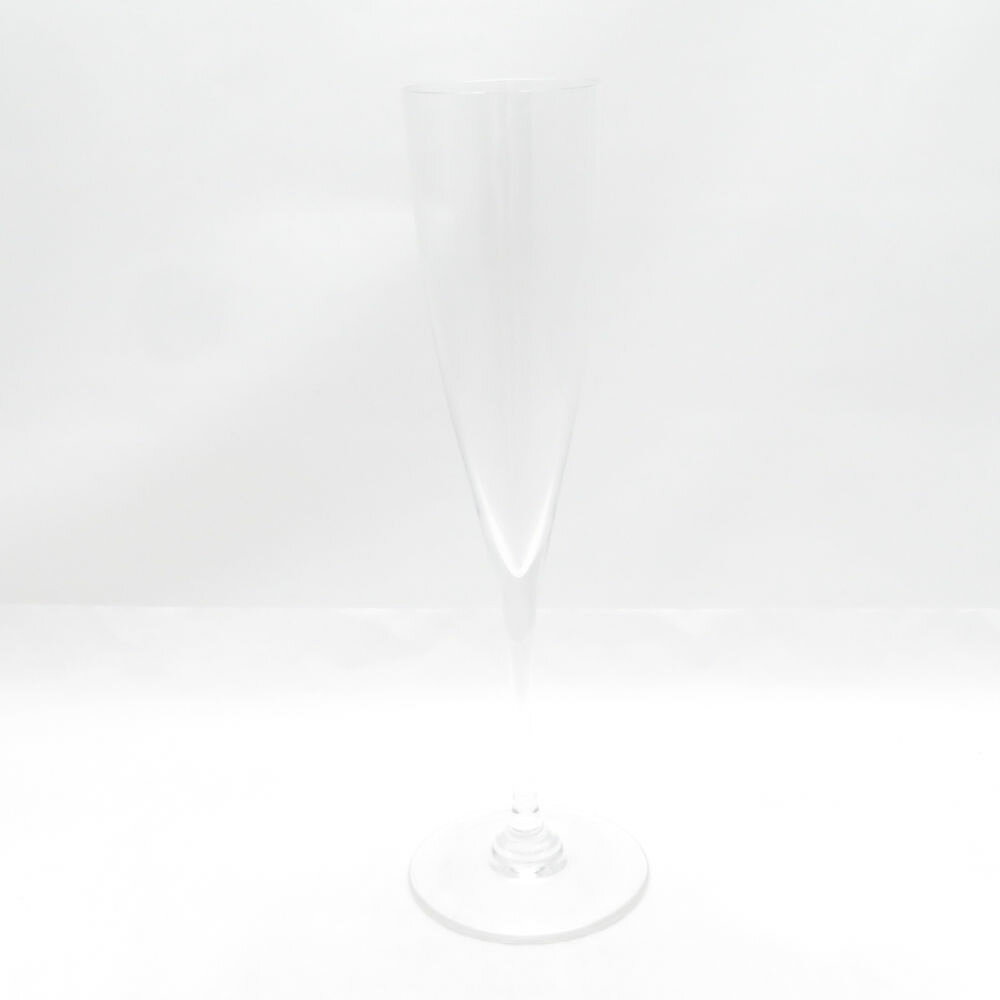 当ストア取扱商品 【 食器 インテリア 】 プレート ティーカップ コーヒーカップ カップ＆ソーサー グラス タンブラー ワイングラス マグカップ ポットシュガーポット クリーマー 鍋 花瓶 フィギュリン 置物 調理機器 など 【 アパレル ブランド 】 ワンピース コート トップス スカート パンツ バッグ 財布 カーディガン ジャケット 靴 シューズ ブーツ スーツ アクセサリー など 【コレクション・ホビー・機器類】 マウス キーボード モニター ヘッドセット マイク ユニフォーム ゴルフウェア スポーツウェア アウトドア キャンプ 脱毛器 ホビー フィギュア ゲーム 万年筆 など 中古品 や アウトレット などを多数取り揃えております。 「ライフスタイルを軽やかで華やかに」といったコンセプトでブランド品の衣類、食器 インテリア などを中心に未使用品から中古品までお安く販売しております。 すべての商品は専門バイヤーが査定をおこない基準を通過した商品となりますのでご安心ください。 掲載商品は他のネットショップにも販売しているため、販売開始前関わらず既に在庫切れや重複してご注文される場合がございます。 その際は誠に申し訳ございませんがご注文の時間が早いお客様を優先させていただきますのでご理解とご了承お願い致します。 【食器などについて】 陶磁器の製法上、個体やロットにより重量やサイズ、ピンホール、スタンプの滲み、突起、ざらつき、色とび、黒点、線傷、濃淡がある場合がございますが、こちらは良品の範囲内となり不良商品ではございません。Baccarat バカラ ドンペリニヨン シャンパンフルート シャンパングラス H23.5cm SO4460G2 【中古】 ※本商品は在庫1点の先着順です ブランド Baccarat バカラ アイテム シャンパンフルート コレクション ドンペリニヨン 個数 1客 男女 兼用 色 透明 ※上記カラーは色の系統を記載。メーカー公式カラーや弊社主観で判断した色合いがある場合は下記の素材・その他に記載しております。 素材・その他 シャンパングラス H23.5cm 表記サイズ 口径5 高23.5 実寸サイズ - ※寸法は平置実寸です。（多少の誤差はお許しください） コンディションレベル AB コンディション詳細 水滴跡、くすみ汚れ 付属品 なし