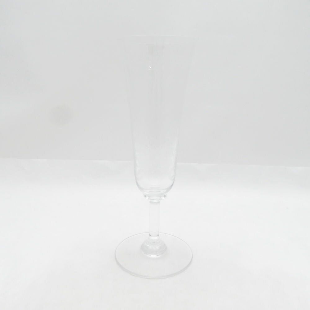 当ストア取扱商品 【 食器 インテリア 】 プレート ティーカップ コーヒーカップ カップ＆ソーサー グラス タンブラー ワイングラス マグカップ ポットシュガーポット クリーマー 鍋 花瓶 フィギュリン 置物 調理機器 など 【 アパレル ブランド 】 ワンピース コート トップス スカート パンツ バッグ 財布 カーディガン ジャケット 靴 シューズ ブーツ スーツ アクセサリー など 【コレクション・ホビー・機器類】 マウス キーボード モニター ヘッドセット マイク ユニフォーム ゴルフウェア スポーツウェア アウトドア キャンプ 脱毛器 ホビー フィギュア ゲーム 万年筆 など 中古品 や アウトレット などを多数取り揃えております。 「ライフスタイルを軽やかで華やかに」といったコンセプトでブランド品の衣類、食器 インテリア などを中心に未使用品から中古品までお安く販売しております。 すべての商品は専門バイヤーが査定をおこない基準を通過した商品となりますのでご安心ください。 掲載商品は他のネットショップにも販売しているため、販売開始前関わらず既に在庫切れや重複してご注文される場合がございます。 その際は誠に申し訳ございませんがご注文の時間が早いお客様を優先させていただきますのでご理解とご了承お願い致します。 【食器などについて】 陶磁器の製法上、個体やロットにより重量やサイズ、ピンホール、スタンプの滲み、突起、ざらつき、色とび、黒点、線傷、濃淡がある場合がございますが、こちらは良品の範囲内となり不良商品ではございません。Baccarat バカラ ラファイエット シャンパンフルート シャンパングラス H17.5cm SO4461G2 【中古】 ※本商品は在庫1点の先着順です ブランド Baccarat バカラ アイテム シャンパンフルート コレクション ラファイエット 個数 1客 男女 兼用 色 透明 ※上記カラーは色の系統を記載。メーカー公式カラーや弊社主観で判断した色合いがある場合は下記の素材・その他に記載しております。 素材・その他 シャンパングラス H17.5cm 表記サイズ 口径5.5 高17.5 実寸サイズ - ※寸法は平置実寸です。（多少の誤差はお許しください） コンディションレベル AB コンディション詳細 水滴跡、くすみ汚れ 付属品 なし