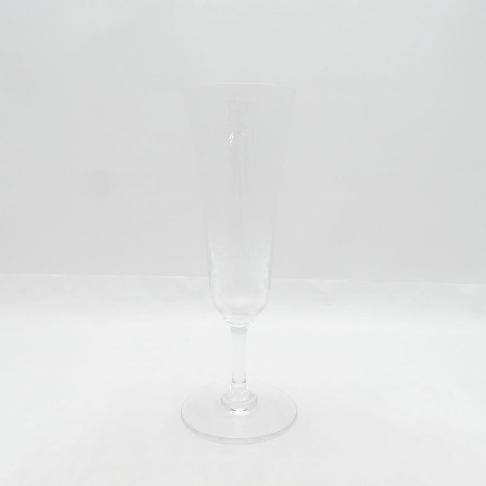 当ストア取扱商品 【 食器 インテリア 】 プレート ティーカップ コーヒーカップ カップ＆ソーサー グラス タンブラー ワイングラス マグカップ ポットシュガーポット クリーマー 鍋 花瓶 フィギュリン 置物 調理機器 など 【 アパレル ブランド 】 ワンピース コート トップス スカート パンツ バッグ 財布 カーディガン ジャケット 靴 シューズ ブーツ スーツ アクセサリー など 【コレクション・ホビー・機器類】 マウス キーボード モニター ヘッドセット マイク ユニフォーム ゴルフウェア スポーツウェア アウトドア キャンプ 脱毛器 ホビー フィギュア ゲーム 万年筆 など 中古品 や アウトレット などを多数取り揃えております。 「ライフスタイルを軽やかで華やかに」といったコンセプトでブランド品の衣類、食器 インテリア などを中心に未使用品から中古品までお安く販売しております。 すべての商品は専門バイヤーが査定をおこない基準を通過した商品となりますのでご安心ください。 掲載商品は他のネットショップにも販売しているため、販売開始前関わらず既に在庫切れや重複してご注文される場合がございます。 その際は誠に申し訳ございませんがご注文の時間が早いお客様を優先させていただきますのでご理解とご了承お願い致します。 【食器などについて】 陶磁器の製法上、個体やロットにより重量やサイズ、ピンホール、スタンプの滲み、突起、ざらつき、色とび、黒点、線傷、濃淡がある場合がございますが、こちらは良品の範囲内となり不良商品ではございません。Baccarat バカラ ラファイエット シャンパンフルート シャンパングラス H17.5cm SO4462G2 【中古】 ※本商品は在庫1点の先着順です ブランド Baccarat バカラ アイテム シャンパンフルート コレクション ラファイエット 個数 1客 男女 兼用 色 透明 ※上記カラーは色の系統を記載。メーカー公式カラーや弊社主観で判断した色合いがある場合は下記の素材・その他に記載しております。 素材・その他 シャンパングラス H17.5cm 表記サイズ 口径5.5 高17.5 実寸サイズ - ※寸法は平置実寸です。（多少の誤差はお許しください） コンディションレベル AB コンディション詳細 水滴跡、くすみ汚れ 付属品 なし