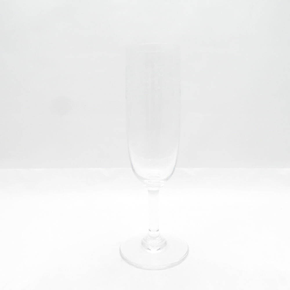 当ストア取扱商品 【 食器 インテリア 】 プレート ティーカップ コーヒーカップ カップ＆ソーサー グラス タンブラー ワイングラス マグカップ ポットシュガーポット クリーマー 鍋 花瓶 フィギュリン 置物 調理機器 など 【 アパレル ブランド 】 ワンピース コート トップス スカート パンツ バッグ 財布 カーディガン ジャケット 靴 シューズ ブーツ スーツ アクセサリー など 【コレクション・ホビー・機器類】 マウス キーボード モニター ヘッドセット マイク ユニフォーム ゴルフウェア スポーツウェア アウトドア キャンプ 脱毛器 ホビー フィギュア ゲーム 万年筆 など 中古品 や アウトレット などを多数取り揃えております。 「ライフスタイルを軽やかで華やかに」といったコンセプトでブランド品の衣類、食器 インテリア などを中心に未使用品から中古品までお安く販売しております。 すべての商品は専門バイヤーが査定をおこない基準を通過した商品となりますのでご安心ください。 掲載商品は他のネットショップにも販売しているため、販売開始前関わらず既に在庫切れや重複してご注文される場合がございます。 その際は誠に申し訳ございませんがご注文の時間が早いお客様を優先させていただきますのでご理解とご了承お願い致します。 【食器などについて】 陶磁器の製法上、個体やロットにより重量やサイズ、ピンホール、スタンプの滲み、突起、ざらつき、色とび、黒点、線傷、濃淡がある場合がございますが、こちらは良品の範囲内となり不良商品ではございません。Baccarat バカラ セビーヌ シャンパンフルート シャンパングラス H17.5cm SO4464G2 【中古】 ※本商品は在庫1点の先着順です ブランド Baccarat バカラ アイテム シャンパンフルート コレクション セビーヌ 個数 1客 男女 兼用 色 透明 ※上記カラーは色の系統を記載。メーカー公式カラーや弊社主観で判断した色合いがある場合は下記の素材・その他に記載しております。 素材・その他 シャンパングラス H17.5cm 表記サイズ 口径4 高17.5 実寸サイズ - ※寸法は平置実寸です。（多少の誤差はお許しください） コンディションレベル B コンディション詳細 全体的に使用感あり。特に気になる部分を撮影しています。水滴跡、くすみ汚れ 付属品 なし