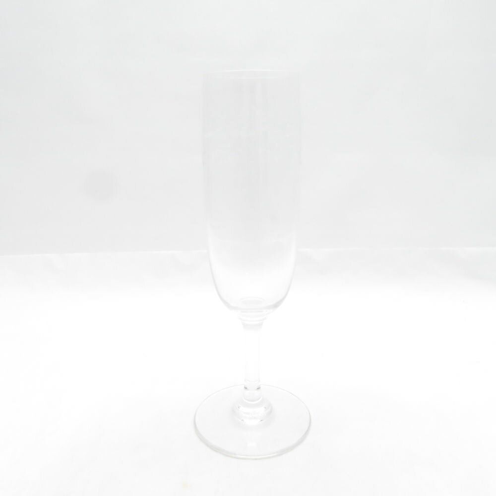 当ストア取扱商品 【 食器 インテリア 】 プレート ティーカップ コーヒーカップ カップ＆ソーサー グラス タンブラー ワイングラス マグカップ ポットシュガーポット クリーマー 鍋 花瓶 フィギュリン 置物 調理機器 など 【 アパレル ブランド 】 ワンピース コート トップス スカート パンツ バッグ 財布 カーディガン ジャケット 靴 シューズ ブーツ スーツ アクセサリー など 【コレクション・ホビー・機器類】 マウス キーボード モニター ヘッドセット マイク ユニフォーム ゴルフウェア スポーツウェア アウトドア キャンプ 脱毛器 ホビー フィギュア ゲーム 万年筆 など 中古品 や アウトレット などを多数取り揃えております。 「ライフスタイルを軽やかで華やかに」といったコンセプトでブランド品の衣類、食器 インテリア などを中心に未使用品から中古品までお安く販売しております。 すべての商品は専門バイヤーが査定をおこない基準を通過した商品となりますのでご安心ください。 掲載商品は他のネットショップにも販売しているため、販売開始前関わらず既に在庫切れや重複してご注文される場合がございます。 その際は誠に申し訳ございませんがご注文の時間が早いお客様を優先させていただきますのでご理解とご了承お願い致します。 【食器などについて】 陶磁器の製法上、個体やロットにより重量やサイズ、ピンホール、スタンプの滲み、突起、ざらつき、色とび、黒点、線傷、濃淡がある場合がございますが、こちらは良品の範囲内となり不良商品ではございません。Baccarat バカラ セビーヌ シャンパンフルート シャンパングラス H17.5cm SO4467G2 【中古】 ※本商品は在庫1点の先着順です ブランド Baccarat バカラ アイテム シャンパンフルート コレクション セビーヌ 個数 1客 男女 兼用 色 透明 ※上記カラーは色の系統を記載。メーカー公式カラーや弊社主観で判断した色合いがある場合は下記の素材・その他に記載しております。 素材・その他 シャンパングラス H17.5cm 表記サイズ 口径4 高17.5 実寸サイズ - ※寸法は平置実寸です。（多少の誤差はお許しください） コンディションレベル B コンディション詳細 全体的に使用感あり。特に気になる部分を撮影しています。水滴跡、くすみ汚れ 付属品 なし