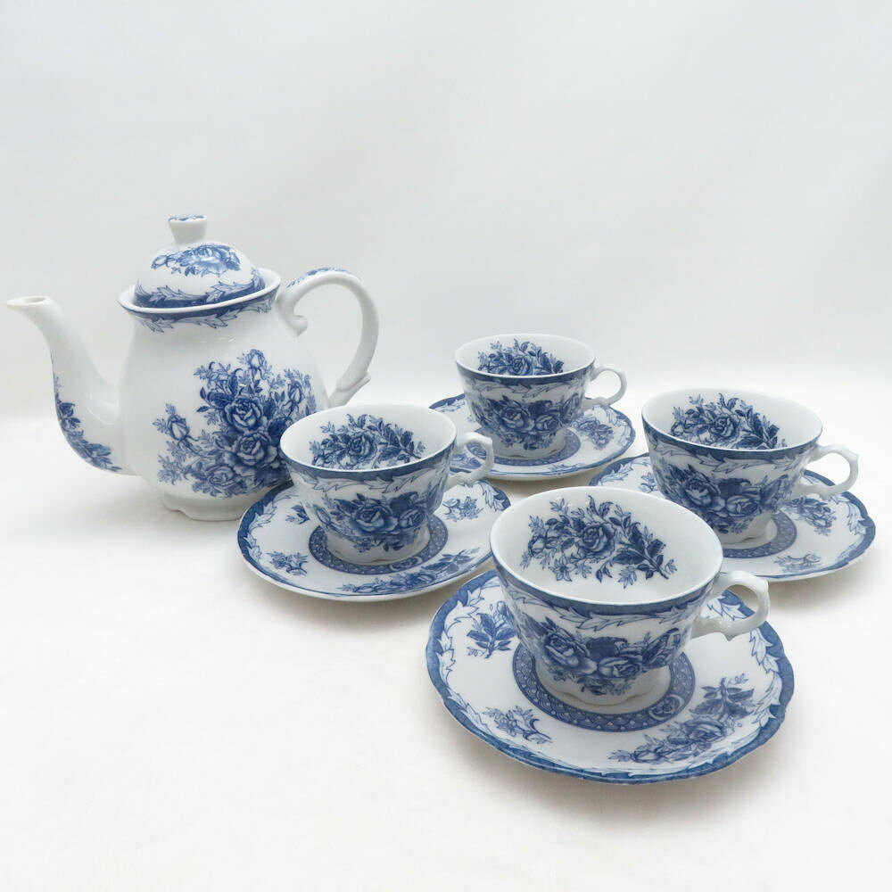 当ストア取扱商品 【 食器 インテリア 】 プレート ティーカップ コーヒーカップ カップ＆ソーサー グラス タンブラー ワイングラス マグカップ ポットシュガーポット クリーマー 鍋 花瓶 フィギュリン 置物 調理機器 など 【 アパレル ブランド 】 ワンピース コート トップス スカート パンツ バッグ 財布 カーディガン ジャケット 靴 シューズ ブーツ スーツ アクセサリー など 【コレクション・ホビー・機器類】 マウス キーボード モニター ヘッドセット マイク ユニフォーム ゴルフウェア スポーツウェア アウトドア キャンプ 脱毛器 ホビー フィギュア ゲーム 万年筆 など 中古品 や アウトレット などを多数取り揃えております。 「ライフスタイルを軽やかで華やかに」といったコンセプトでブランド品の衣類、食器 インテリア などを中心に未使用品から中古品までお安く販売しております。 すべての商品は専門バイヤーが査定をおこない基準を通過した商品となりますのでご安心ください。 掲載商品は他のネットショップにも販売しているため、販売開始前関わらず既に在庫切れや重複してご注文される場合がございます。 その際は誠に申し訳ございませんがご注文の時間が早いお客様を優先させていただきますのでご理解とご了承お願い致します。 【食器などについて】 陶磁器の製法上、個体やロットにより重量やサイズ、ピンホール、スタンプの滲み、突起、ざらつき、色とび、黒点、線傷、濃淡がある場合がございますが、こちらは良品の範囲内となり不良商品ではございません。美品 ブルーフラワー ポット カップ＆ソーサー 1式 セット SO4515C2 【中古】 ※本商品は在庫1点の先着順です ブランド アイテム ポット カップ＆ソーサー コレクション ブルーフラワー 個数 1式 男女 兼用 色 ホワイト ※上記カラーは色の系統を記載。メーカー公式カラーや弊社主観で判断した色合いがある場合は下記の素材・その他に記載しております。 素材・その他 セット 表記サイズ C:口径9 高6.5 S:直径15 P:最大幅21 高18 実寸サイズ - ※寸法は平置実寸です。（多少の誤差はお許しください） コンディションレベル A コンディション詳細 汚れ、スレキズ、水垢 付属品 なし