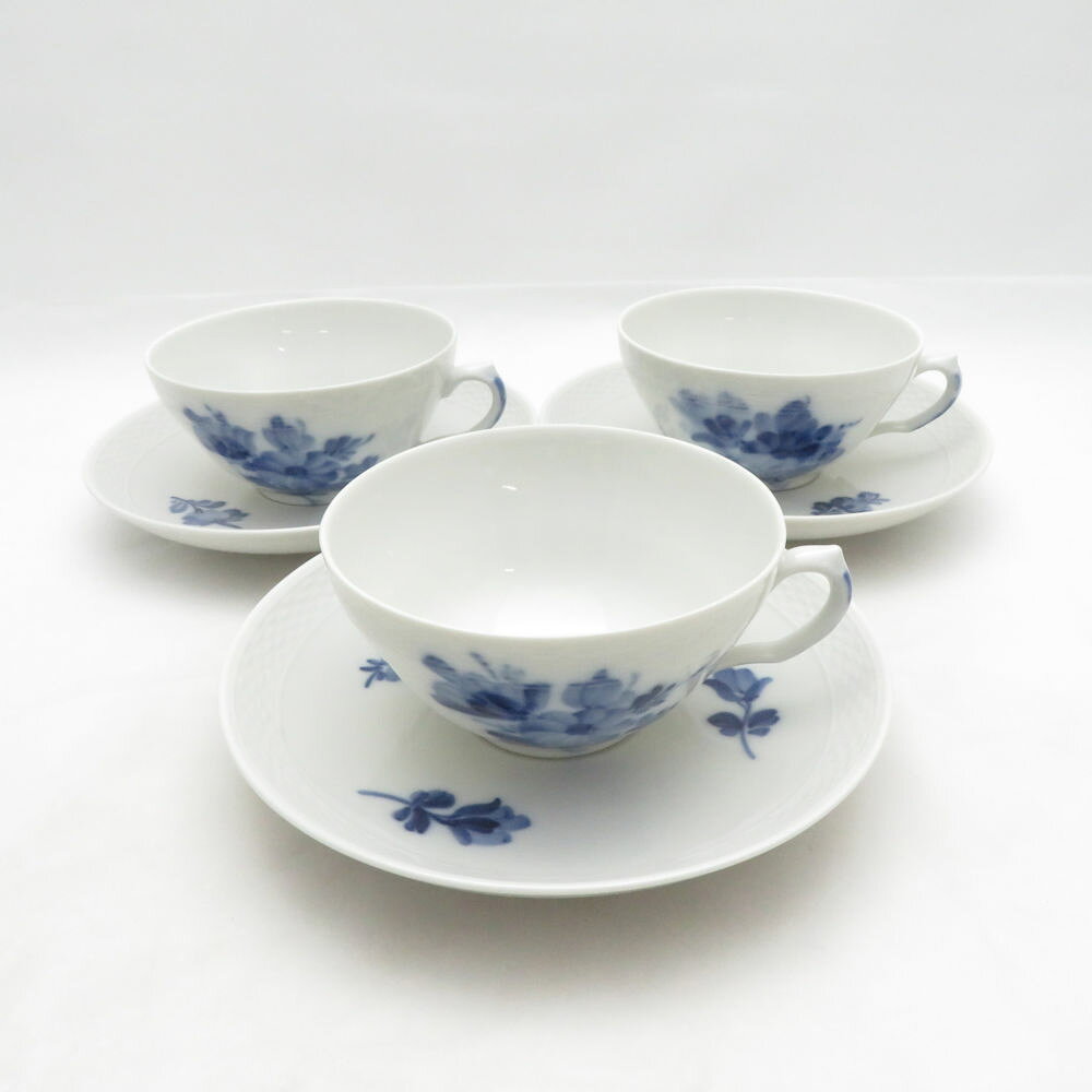 当ストア取扱商品 【 食器 インテリア 】 プレート ティーカップ コーヒーカップ カップ＆ソーサー グラス タンブラー ワイングラス マグカップ ポットシュガーポット クリーマー 鍋 花瓶 フィギュリン 置物 調理機器 など 【 アパレル ブランド 】 ワンピース コート トップス スカート パンツ バッグ 財布 カーディガン ジャケット 靴 シューズ ブーツ スーツ アクセサリー など 【コレクション・ホビー・機器類】 マウス キーボード モニター ヘッドセット マイク ユニフォーム ゴルフウェア スポーツウェア アウトドア キャンプ 脱毛器 ホビー フィギュア ゲーム 万年筆 など 中古品 や アウトレット などを多数取り揃えております。 「ライフスタイルを軽やかで華やかに」といったコンセプトでブランド品の衣類、食器 インテリア などを中心に未使用品から中古品までお安く販売しております。 すべての商品は専門バイヤーが査定をおこない基準を通過した商品となりますのでご安心ください。 掲載商品は他のネットショップにも販売しているため、販売開始前関わらず既に在庫切れや重複してご注文される場合がございます。 その際は誠に申し訳ございませんがご注文の時間が早いお客様を優先させていただきますのでご理解とご了承お願い致します。 【食器などについて】 陶磁器の製法上、個体やロットにより重量やサイズ、ピンホール、スタンプの滲み、突起、ざらつき、色とび、黒点、線傷、濃淡がある場合がございますが、こちらは良品の範囲内となり不良商品ではございません。美品 ROYAL COPENHAGEN ロイヤルコペンハーゲン ブルーフラワープレイン ティーカップ＆ソーサー 3客 セット 紅茶 SO4762E1 【中古】 ※本商品は在庫1点の先着順です ブランド ROYAL COPENHAGEN ロイヤルコペンハーゲン アイテム ティーカップ＆ソーサー コレクション ブルーフラワープレイン 個数 3客 男女 兼用 色 ホワイト ※上記カラーは色の系統を記載。メーカー公式カラーや弊社主観で判断した色合いがある場合は下記の素材・その他に記載しております。 素材・その他 セット 紅茶 表記サイズ C:口径9.5 高5 S:直径15 実寸サイズ - ※寸法は平置実寸です。（多少の誤差はお許しください） コンディションレベル A コンディション詳細 スレ、水滴跡、持ち手製造上の隙間あり 付属品 なし