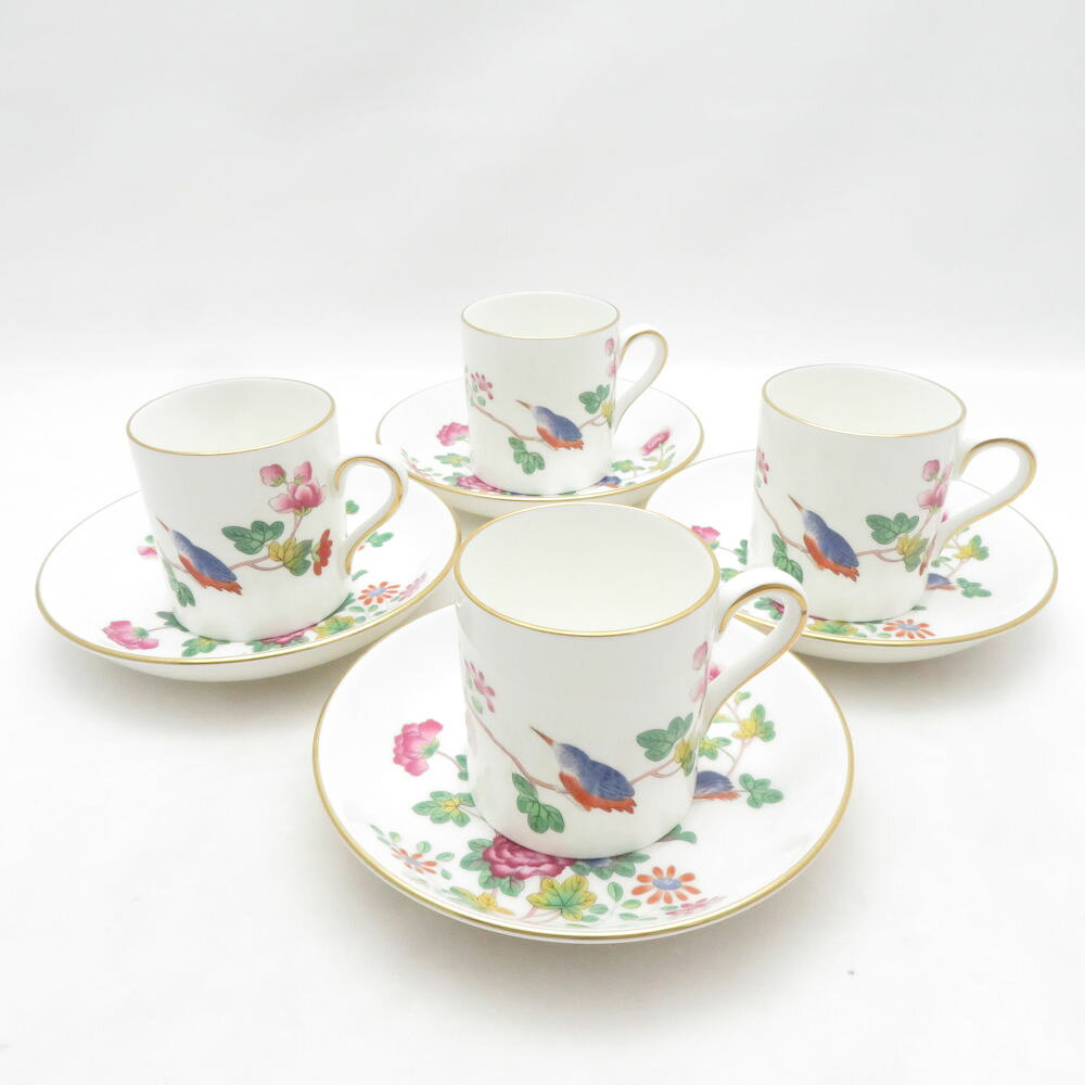 当ストア取扱商品 【 食器 インテリア 】 プレート ティーカップ コーヒーカップ カップ＆ソーサー グラス タンブラー ワイングラス マグカップ ポットシュガーポット クリーマー 鍋 花瓶 フィギュリン 置物 調理機器 など 【 アパレル ブランド 】 ワンピース コート トップス スカート パンツ バッグ 財布 カーディガン ジャケット 靴 シューズ ブーツ スーツ アクセサリー など 【コレクション・ホビー・機器類】 マウス キーボード モニター ヘッドセット マイク ユニフォーム ゴルフウェア スポーツウェア アウトドア キャンプ 脱毛器 ホビー フィギュア ゲーム 万年筆 など 中古品 や アウトレット などを多数取り揃えております。 「ライフスタイルを軽やかで華やかに」といったコンセプトでブランド品の衣類、食器 インテリア などを中心に未使用品から中古品までお安く販売しております。 すべての商品は専門バイヤーが査定をおこない基準を通過した商品となりますのでご安心ください。 掲載商品は他のネットショップにも販売しているため、販売開始前関わらず既に在庫切れや重複してご注文される場合がございます。 その際は誠に申し訳ございませんがご注文の時間が早いお客様を優先させていただきますのでご理解とご了承お願い致します。 【食器などについて】 陶磁器の製法上、個体やロットにより重量やサイズ、ピンホール、スタンプの滲み、突起、ざらつき、色とび、黒点、線傷、濃淡がある場合がございますが、こちらは良品の範囲内となり不良商品ではございません。美品 WEDGWOOD ウェッジウッド カッコー デミタスカップ＆ソーサー 4客 セット 珈琲 コーヒー SO4907H1 【中古】 ※本商品は在庫1点の先着順です ブランド WEDGWOOD ウェッジウッド アイテム デミタスカップ＆ソーサー コレクション カッコー 個数 4客 男女 兼用 色 ホワイト ※上記カラーは色の系統を記載。メーカー公式カラーや弊社主観で判断した色合いがある場合は下記の素材・その他に記載しております。 素材・その他 セット 珈琲 コーヒー 表記サイズ C:口径5.5 高6 S:直径12 実寸サイズ - ※寸法は平置実寸です。（多少の誤差はお許しください） コンディションレベル A コンディション詳細 スクラッチマークあり、スレ、水滴跡、ソーサー1枚釉ヒビのような線有 付属品 なし