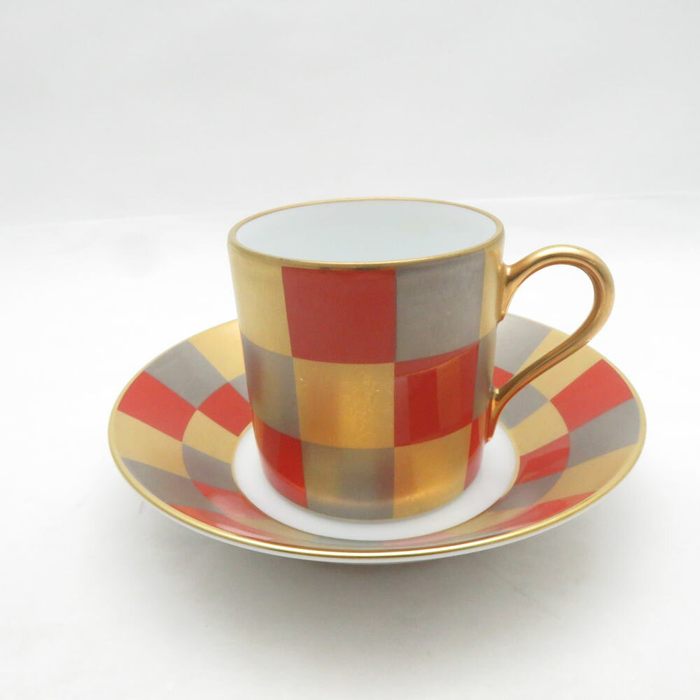 当ストア取扱商品 【 食器 インテリア 】 プレート ティーカップ コーヒーカップ カップ＆ソーサー グラス タンブラー ワイングラス マグカップ ポットシュガーポット クリーマー 鍋 花瓶 フィギュリン 置物 調理機器 など 【 アパレル ブランド 】 ワンピース コート トップス スカート パンツ バッグ 財布 カーディガン ジャケット 靴 シューズ ブーツ スーツ アクセサリー など 【コレクション・ホビー・機器類】 マウス キーボード モニター ヘッドセット マイク ユニフォーム ゴルフウェア スポーツウェア アウトドア キャンプ 脱毛器 ホビー フィギュア ゲーム 万年筆 など 中古品 や アウトレット などを多数取り揃えております。 「ライフスタイルを軽やかで華やかに」といったコンセプトでブランド品の衣類、食器 インテリア などを中心に未使用品から中古品までお安く販売しております。 すべての商品は専門バイヤーが査定をおこない基準を通過した商品となりますのでご安心ください。 掲載商品は他のネットショップにも販売しているため、販売開始前関わらず既に在庫切れや重複してご注文される場合がございます。 その際は誠に申し訳ございませんがご注文の時間が早いお客様を優先させていただきますのでご理解とご了承お願い致します。 【食器などについて】 陶磁器の製法上、個体やロットにより重量やサイズ、ピンホール、スタンプの滲み、突起、ざらつき、色とび、黒点、線傷、濃淡がある場合がございますが、こちらは良品の範囲内となり不良商品ではございません。OKURA 大倉陶園 赤市松 デミタスカップ＆ソーサー 金彩 SO4926L1 【中古】 ※本商品は在庫1点の先着順です ブランド OKURA 大倉陶園 アイテム デミタスカップ＆ソーサー コレクション 赤市松 個数 1客 男女 兼用 色 - ※上記カラーは色の系統を記載。メーカー公式カラーや弊社主観で判断した色合いがある場合は下記の素材・その他に記載しております。 素材・その他 金彩 表記サイズ C:口径5.5 高5.5 S:直径11.5 実寸サイズ - ※寸法は平置実寸です。（多少の誤差はお許しください） コンディションレベル AB コンディション詳細 水滴跡、金彩剥げあり、スレ 付属品 なし