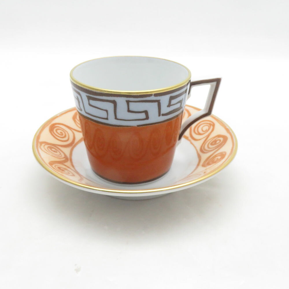 当ストア取扱商品 【 食器 インテリア 】 プレート ティーカップ コーヒーカップ カップ＆ソーサー グラス タンブラー ワイングラス マグカップ ポットシュガーポット クリーマー 鍋 花瓶 フィギュリン 置物 調理機器 など 【 アパレル ブランド 】 ワンピース コート トップス スカート パンツ バッグ 財布 カーディガン ジャケット 靴 シューズ ブーツ スーツ アクセサリー など 【コレクション・ホビー・機器類】 マウス キーボード モニター ヘッドセット マイク ユニフォーム ゴルフウェア スポーツウェア アウトドア キャンプ 脱毛器 ホビー フィギュア ゲーム 万年筆 など 中古品 や アウトレット などを多数取り揃えております。 「ライフスタイルを軽やかで華やかに」といったコンセプトでブランド品の衣類、食器 インテリア などを中心に未使用品から中古品までお安く販売しております。 すべての商品は専門バイヤーが査定をおこない基準を通過した商品となりますのでご安心ください。 掲載商品は他のネットショップにも販売しているため、販売開始前関わらず既に在庫切れや重複してご注文される場合がございます。 その際は誠に申し訳ございませんがご注文の時間が早いお客様を優先させていただきますのでご理解とご了承お願い致します。 【食器などについて】 陶磁器の製法上、個体やロットにより重量やサイズ、ピンホール、スタンプの滲み、突起、ざらつき、色とび、黒点、線傷、濃淡がある場合がございますが、こちらは良品の範囲内となり不良商品ではございません。美品 Richard Ginori リチャードジノリ イル ヴィアッジョ ディ ネットゥーノ ネプチューンの旅 コーヒーカップ＆ソーサー デミタス エスプレッソ SO4933R1 【中古】 ※本商品は在庫1点の先着順です ブランド Richard Ginori リチャードジノリ アイテム コーヒーカップ＆ソーサー コレクション イル ヴィアッジョ ディ ネットゥーノ ネプチューンの旅 個数 1客 男女 兼用 色 ブラウン ※上記カラーは色の系統を記載。メーカー公式カラーや弊社主観で判断した色合いがある場合は下記の素材・その他に記載しております。 素材・その他 デミタス エスプレッソ 表記サイズ C:口径5.5 高5 S:直径10.5 実寸サイズ - ※寸法は平置実寸です。（多少の誤差はお許しください） コンディションレベル A コンディション詳細 薄い水滴跡、若干スレ 付属品 なし