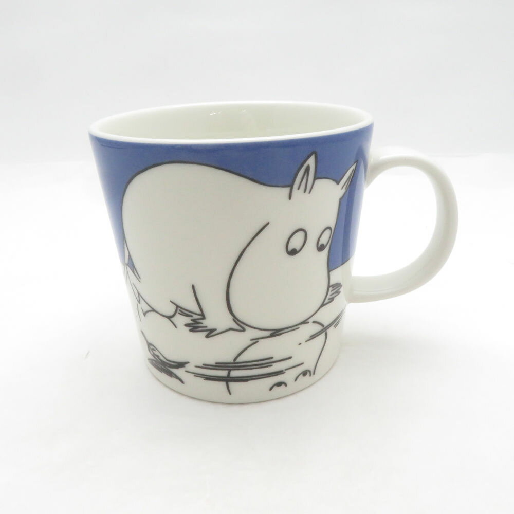当ストア取扱商品 【 食器 インテリア 】 プレート ティーカップ コーヒーカップ カップ＆ソーサー グラス タンブラー ワイングラス マグカップ ポットシュガーポット クリーマー 鍋 花瓶 フィギュリン 置物 調理機器 など 【 アパレル ブランド 】 ワンピース コート トップス スカート パンツ バッグ 財布 カーディガン ジャケット 靴 シューズ ブーツ スーツ アクセサリー など 【コレクション・ホビー・機器類】 マウス キーボード モニター ヘッドセット マイク ユニフォーム ゴルフウェア スポーツウェア アウトドア キャンプ 脱毛器 ホビー フィギュア ゲーム 万年筆 など 中古品 や アウトレット などを多数取り揃えております。 「ライフスタイルを軽やかで華やかに」といったコンセプトでブランド品の衣類、食器 インテリア などを中心に未使用品から中古品までお安く販売しております。 すべての商品は専門バイヤーが査定をおこない基準を通過した商品となりますのでご安心ください。 掲載商品は他のネットショップにも販売しているため、販売開始前関わらず既に在庫切れや重複してご注文される場合がございます。 その際は誠に申し訳ございませんがご注文の時間が早いお客様を優先させていただきますのでご理解とご了承お願い致します。 【食器などについて】 陶磁器の製法上、個体やロットにより重量やサイズ、ピンホール、スタンプの滲み、突起、ざらつき、色とび、黒点、線傷、濃淡がある場合がございますが、こちらは良品の範囲内となり不良商品ではございません。未使用 ARABIA アラビア ムーミントロール・オン・アイス マグカップ 旧ロゴ 王冠 北欧 SM6404G1 【中古】 ※本商品は在庫1点の先着順です ブランド ARABIA アラビア アイテム マグカップ コレクション ムーミントロール・オン・アイス 個数 1点 男女 兼用 色 ブルー ※上記カラーは色の系統を記載。メーカー公式カラーや弊社主観で判断した色合いがある場合は下記の素材・その他に記載しております。 素材・その他 旧ロゴ 王冠 北欧 表記サイズ 口径:8 高さ:8 実寸サイズ - ※寸法は平置実寸です。（多少の誤差はお許しください） コンディションレベル S コンディション詳細 未使用のきれいな状態です。気になる部分は撮影しています。 付属品 なし