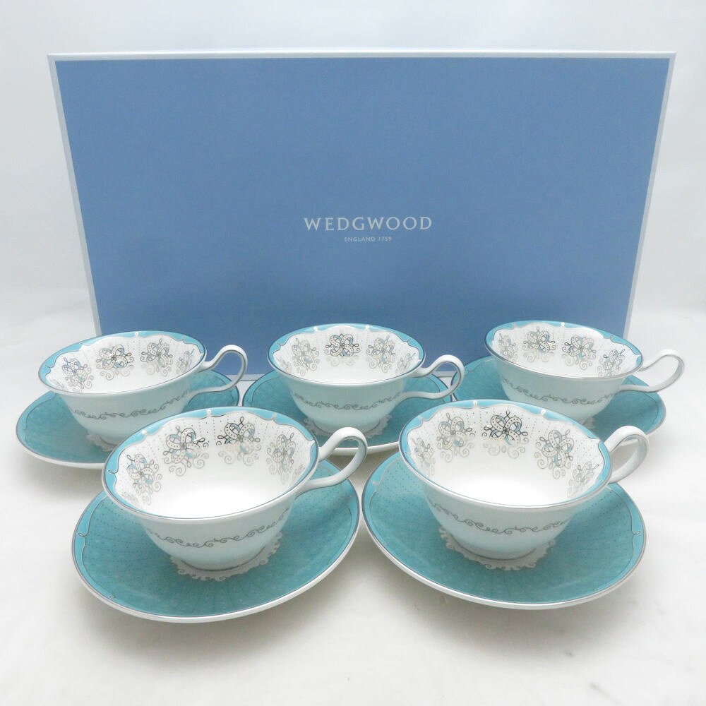 当ストア取扱商品 【 食器 インテリア 】 プレート ティーカップ コーヒーカップ カップ＆ソーサー グラス タンブラー ワイングラス マグカップ ポットシュガーポット クリーマー 鍋 花瓶 フィギュリン 置物 調理機器 など 【 アパレル ブランド 】 ワンピース コート トップス スカート パンツ バッグ 財布 カーディガン ジャケット 靴 シューズ ブーツ スーツ アクセサリー など 【コレクション・ホビー・機器類】 マウス キーボード モニター ヘッドセット マイク ユニフォーム ゴルフウェア スポーツウェア アウトドア キャンプ 脱毛器 ホビー フィギュア ゲーム 万年筆 など 中古品 や アウトレット などを多数取り揃えております。 「ライフスタイルを軽やかで華やかに」といったコンセプトでブランド品の衣類、食器 インテリア などを中心に未使用品から中古品までお安く販売しております。 すべての商品は専門バイヤーが査定をおこない基準を通過した商品となりますのでご安心ください。 掲載商品は他のネットショップにも販売しているため、販売開始前関わらず既に在庫切れや重複してご注文される場合がございます。 その際は誠に申し訳ございませんがご注文の時間が早いお客様を優先させていただきますのでご理解とご了承お願い致します。 【食器などについて】 陶磁器の製法上、個体やロットにより重量やサイズ、ピンホール、スタンプの滲み、突起、ざらつき、色とび、黒点、線傷、濃淡がある場合がございますが、こちらは良品の範囲内となり不良商品ではございません。未使用 WEDGWOOD ウェッジウッド プシュケ ティーカップ＆ソーサー 5客 セット ピオニー SM6535H2 【中古】 ※本商品は在庫1点の先着順です ブランド WEDGWOOD ウェッジウッド アイテム ティーカップ＆ソーサー コレクション プシュケ 個数 5客 男女 兼用 色 グリーン ※上記カラーは色の系統を記載。メーカー公式カラーや弊社主観で判断した色合いがある場合は下記の素材・その他に記載しております。 素材・その他 セット ピオニー 表記サイズ C:幅13.5 高さ:6 S:14.5 実寸サイズ - ※寸法は平置実寸です。（多少の誤差はお許しください） コンディションレベル S コンディション詳細 未使用のきれいな状態です。気になる部分は撮影しています。 付属品 箱