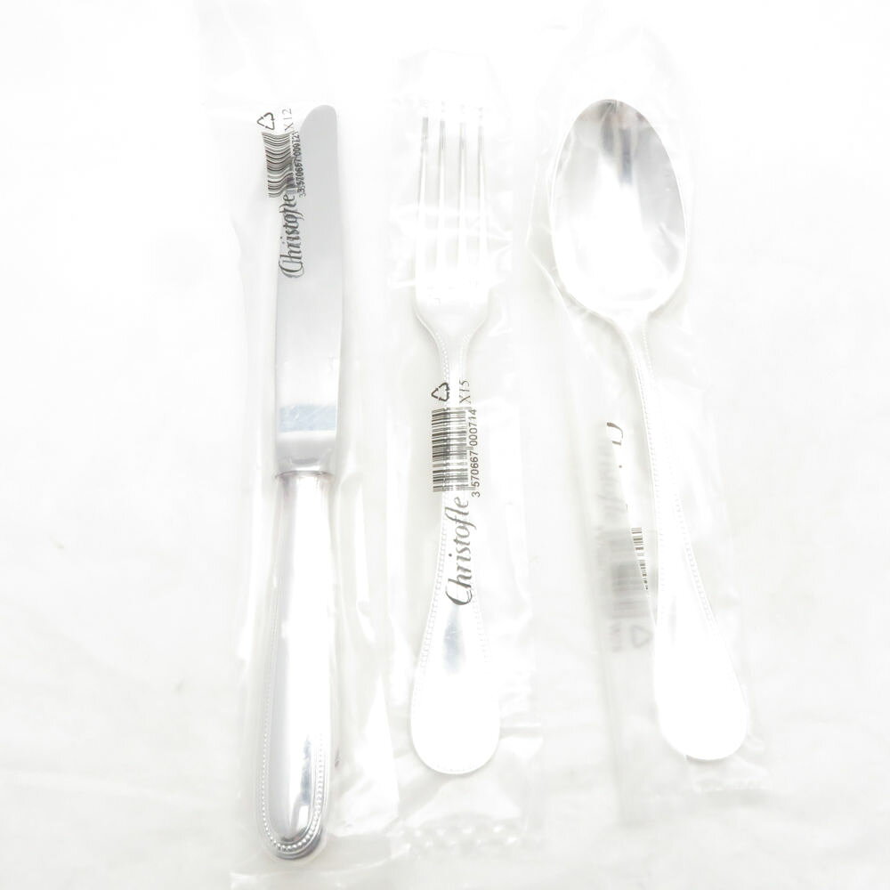 当ストア取扱商品 【 食器 インテリア 】 プレート ティーカップ コーヒーカップ カップ＆ソーサー グラス タンブラー ワイングラス マグカップ ポットシュガーポット クリーマー 鍋 花瓶 フィギュリン 置物 調理機器 など 【 アパレル ブランド 】 ワンピース コート トップス スカート パンツ バッグ 財布 カーディガン ジャケット 靴 シューズ ブーツ スーツ アクセサリー など 【コレクション・ホビー・機器類】 マウス キーボード モニター ヘッドセット マイク ユニフォーム ゴルフウェア スポーツウェア アウトドア キャンプ 脱毛器 ホビー フィギュア ゲーム 万年筆 など 中古品 や アウトレット などを多数取り揃えております。 「ライフスタイルを軽やかで華やかに」といったコンセプトでブランド品の衣類、食器 インテリア などを中心に未使用品から中古品までお安く販売しております。 すべての商品は専門バイヤーが査定をおこない基準を通過した商品となりますのでご安心ください。 掲載商品は他のネットショップにも販売しているため、販売開始前関わらず既に在庫切れや重複してご注文される場合がございます。 その際は誠に申し訳ございませんがご注文の時間が早いお客様を優先させていただきますのでご理解とご了承お願い致します。 【食器などについて】 陶磁器の製法上、個体やロットにより重量やサイズ、ピンホール、スタンプの滲み、突起、ざらつき、色とび、黒点、線傷、濃淡がある場合がございますが、こちらは良品の範囲内となり不良商品ではございません。未使用 Christofle クリストフル パール シルバーコーティング カトラリー 3本 セット ナイフ スプーン フォーク SO5048D2 【中古】 ※本商品は在庫1点の先着順です ブランド Christofle クリストフル アイテム カトラリー コレクション パール シルバーコーティング 個数 3本 男女 兼用 色 シルバー ※上記カラーは色の系統を記載。メーカー公式カラーや弊社主観で判断した色合いがある場合は下記の素材・その他に記載しております。 素材・その他 セット ナイフ スプーン フォーク 表記サイズ スタンダードナイフ:全長22.5 スタンダードスプーン:全長19 スタンダードフォーク:全長19 実寸サイズ - ※寸法は平置実寸です。（多少の誤差はお許しください） コンディションレベル S コンディション詳細 未使用のきれいな状態です。気になる部分は撮影しています。未使用ですが変色箇所があります 付属品 なし