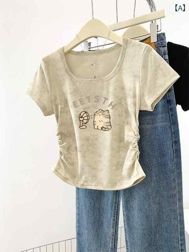 レディース トップス ストレート ショルダーの タイ ダイ 柄 U ネック 半袖 Tシャツ。 不規則な プリーツ。 2025夏の ショート 丈 スリムフィット トップス。 レディース トップス ストレート ショルダーの タイ ダイ 柄 U ネック 半袖 Tシャツ。 不規則な プリーツ。 2025夏の ショート 丈 スリムフィット トップス。