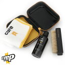 【CREP PROTECT】 SHOE CURE KIT シューケアキット 2012年にイギリス・ロンドンにて設立され、シューケアブランドとして全世界を席巻している【crep protect】。 世界の著名なスニーカーショップはもとより、スニーカーフリークやコレクターなど多くのマニアを虜にしている究極のシューズクリーナーです。 天然皮革や合成皮革、スェード、ヌバック、キャンバス、ナイロン等シューズに使用されている素材に対応可能。 シューズ用合成洗剤（98%天然素材）　弱アルカリ性 セット内容：クリーニング液 100ml、ブラシ、マイクロファイバー・クリーニングクロス 素材：天然水61％、界面活性剤25％、ココナッツ抽出成分5％、他 サイズ：W14×D9.5×H5cm 原産国：中国 JAN: 4549544231618