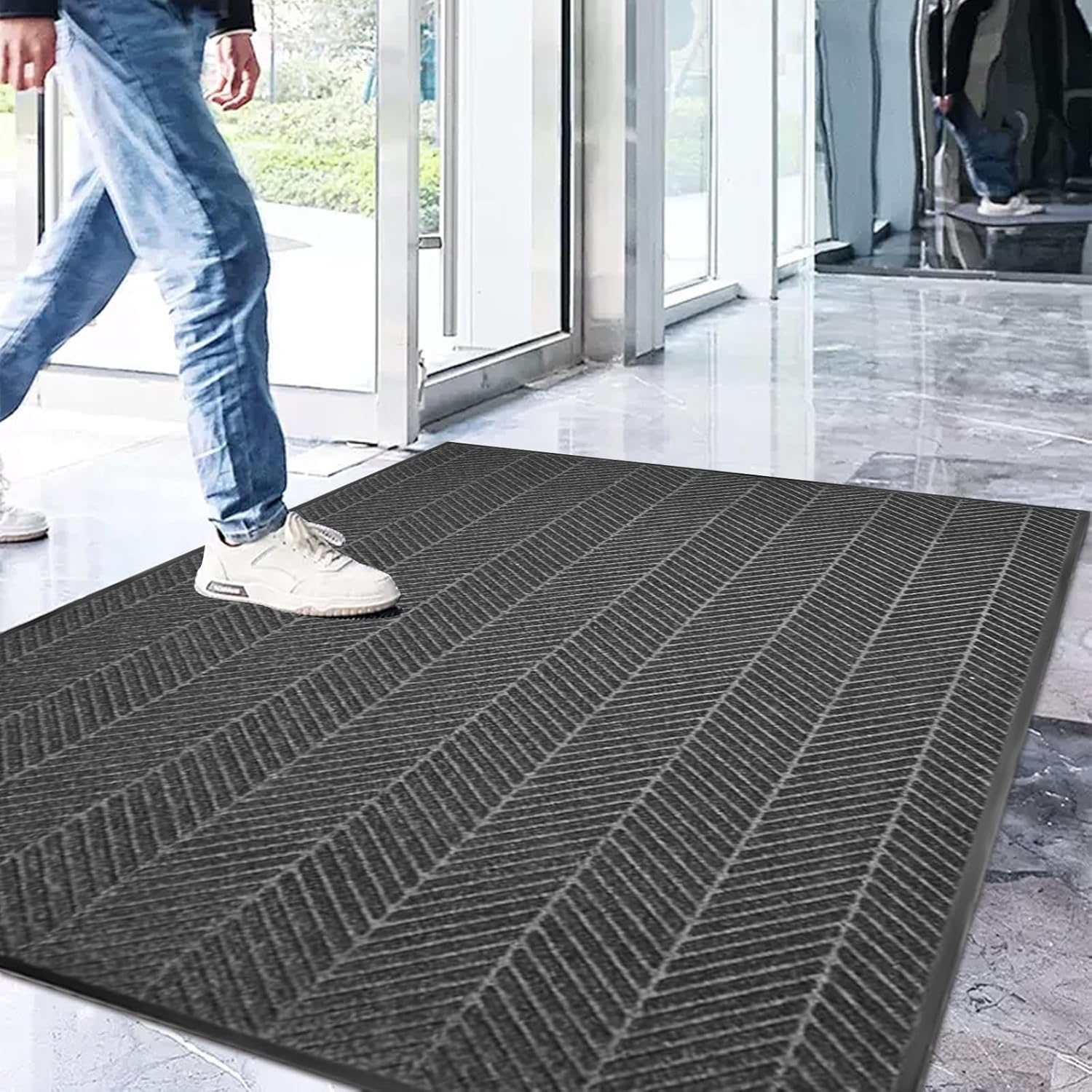 耐久性と美観：高品質ポリエステル素材を使用したこの玄関マットは、優れた砂埃除去効果があり、非常に耐摩耗性があります。タイヤパターンは高温高圧処理により形成され、立体感があり変形しにくい設計です。車両が通過しても形状を保ちます。長期間にわたって美しい外観を維持できます手入れが簡単：このエントランスマットは、ホコリや汚れを簡単に取り除くことができます。叩き落したり、振ったり、掃除機や箒で掃除するだけで十分です。頑固な汚れには水洗いも可能です。日々のメンテナンスが非常に簡単で、清潔な状態を保てます安全性と安定性：裏面にはPVC素材を使用しており、滑り止め性能が高く、マットが動かないようにして滑倒事故を防ぎます。防水性もあり、地面からの湿気を防ぐため、フローリングを保護します。特に玄関外マットとして最適です多様なシーンでの使用：このドアマットは、住宅の玄関、大门口、エレベーター入口、ホテルの入り口、屋外ポーチなど、さまざまな場所で使用できます。厚さ約6mmで、ドア枠に引っかからない設計です。吸水性と揮発性が高く、水たまりができにくく、フローリングを保護する理想的な選択です柔軟なカスタマイズ：このマットは自由に切り分けたり組み合わせたりすることが可能で、どのような空間にもぴったりとフィットします。ビジネス用途でも家庭用でも、必要なサイズに調整できます。玄関マットとしても玄関外マットとしても活躍します耐久性と美観：高品質ポリエステル素材を使用したこの玄関マットは、優れた砂埃除去効果があり、非常に耐摩耗性があります。タイヤパターンは高温高圧処理により形成され、立体感があり変形しにくい設計です。車両が通過しても形状を保ちます。長期間にわたって美しい外観を維持できます 手入れが簡単：このエントランスマットは、ホコリや汚れを簡単に取り除くことができます。叩き落したり、振ったり、掃除機や箒で掃除するだけで十分です。頑固な汚れには水洗いも可能です。日々のメンテナンスが非常に簡単で、清潔な状態を保てます 安全性と安定性：裏面にはPVC素材を使用しており、滑り止め性能が高く、マットが動かないようにして滑倒事故を防ぎます。防水性もあり、地面からの湿気を防ぐため、フローリングを保護します。特に玄関外マットとして最適です 多様なシーンでの使用：このドアマットは、住宅の玄関、大门口、エレベーター入口、ホテルの入り口、屋外ポーチなど、さまざまな場所で使用できます。厚さ約6mmで、ドア枠に引っかからない設計です。吸水性と揮発性が高く、水たまりができにくく、フローリングを保護する理想的な選択です 柔軟なカスタマイズ：このマットは自由に切り分けたり組み合わせたりすることが可能で、どのような空間にもぴったりとフィットします。ビジネス用途でも家庭用でも、必要なサイズに調整できます。玄関マットとしても玄関外マットとしても活躍します商品情報 詳細情報 梱包サイズ &lrm;116 x 15 x 15 cm 素材 &lrm;ポリエステル 色 &lrm;グレー サイズ &lrm;120 x 180 cm (長方形) その他 機能 &lrm;ウォッシャブル, 吸収性, 耐汚性, 速乾性, 防滑性 梱包重量 &lrm;7.1 キログラム 商品重量 &lrm;7 キログラム