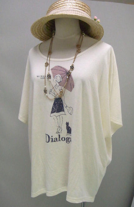 ☆お出かけ少女が街で出会った猫ちゃんと”お話し中”☆☆ショートスリーブTシャツ(春・夏)(アイボリー) レディース トップス 女性 半袖 ねこ 猫 ネコ キャット 動物 アニマル　ライトベージュ　傘