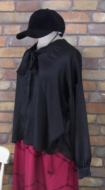 『merlot』リボン一体型〜たてしわ加工無地前開き長袖ブラウスシャツ〜(ブラック)(春・秋・初夏) レディース トップス 女性 長袖 前開き ブラウス 黒 しわ入り　りぼん一体 【merlot(メルロー)】 メルロー