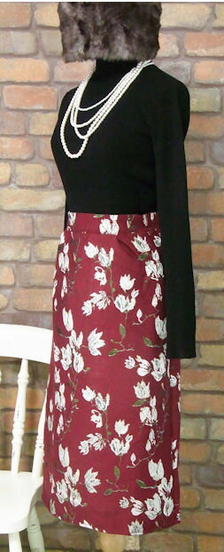 乐天商城 - 『merlot plus』豪華絢爛ラメ入り花柄刺繍スカート(ワイン) (秋・冬)レディース 女性 ボトムス 7分丈 ミディ丈 ミディアム丈 タイト 赤 厚 光沢感 ペンシルスカート ミモレ丈 【merlot plus(メルロープリュス)(メルロープラス)】