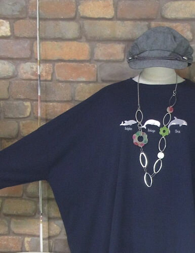 『in your pocket by stippy』3匹のイルカ刺繍スーパーワイド半袖Tシャツ(ダークネ...
