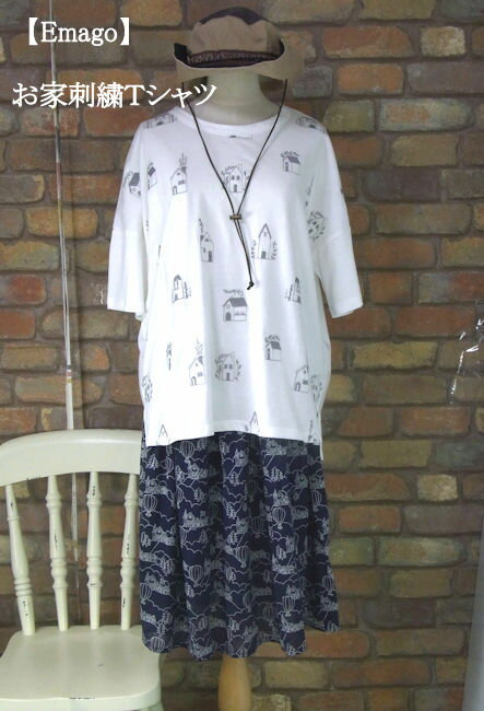 樂天商城 - 『Emago』～お家と木立～刺繍Tシャツ(オフホワイト)（春・夏・秋） レディース トップス 女性 綿100 コットン 半袖 大人 いえ 白 【Emago(イマゴ)】 イマゴ