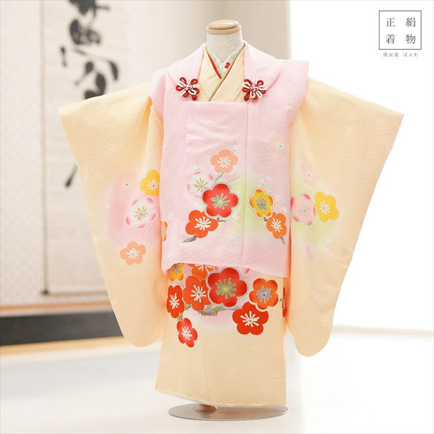 上記のご予約状況カレンダーを 必ずご確認いただきご注文下さい。 ◆他の3歳女の子正絹タイプはこちらから ご予約が入っていない商品は何も表示しておりません。ご利用日が予約期間と2日以上空いていればご利用可能です。 &nbsp; 着物のサイズなどについて詳しくお知りになりたい方は お電話でお気軽にお問い合せください。 【フリーダイヤル】 0120-140-375 【レンタルガイド】 ◆レンタルから返却までの流れ ◆レンタルご利用規約 ◆レンタル保険 ホっとプラス ◆ご予約のキャンセルについて ◆よくある質問 &nbsp; &nbsp;&nbsp; &nbsp; &nbsp; &nbsp; &nbsp; &nbsp; 【品　番】 f1618 (正絹着物 京友禅 上品な黄色クリーム吉祥慶花 /高級プレミアム七五三) 【サイズ】 身丈：99cm/肩裄：39cm/袖丈：56cm 身長…約88cm〜100cm位 【素　材】 表地：高級正絹100% /裏地：ポリエステル 【レンタル内容】 着物、被布コート、襦袢、草履、足袋、巾着、腰紐、髪飾り※腰紐は希望本数がございましたら無料で追加可能です。ご注文時備考欄にてお申し付け下さい。※簡単な着付けマニュアルをお付けします 【レンタル期間】 レンタル期間は3泊4日となります。 基本ご利用日2日前にお届けになります。 ご利用日の翌日夕方頃までに返却発送して下さい。 【おすすめ利用用途】 七五三や結婚式列席、発表会・前撮り・お祭り・初詣・お祝い 【お問い合わせ】 営業時間外や夜間・複数同時着信の電話にも対応出来るようにAI応答システムを導入いたしました。 オペレーターからの直接電話をご希望の方は、下記ののフォームから「その他」→「ショップへ直接問い合わせる」と進んでいただき 「お名前、電話番号、ご希望の時間帯、質問内容」を記入いただければ折り返しご連絡させていただきます。 メールでのお問い合わせもこちらから受け付けております ◆お問い合わせフォームはこちらから 【お急ぎ注文について】 ※当店では15:00までにご注文をいただければ一部地域を除き当日発送に対応しております。 万が一、ご注文に不備があっても当店からお電話でご連絡させていただきますので安心してご注文ください。 【体調不良時について】 当店では商品発送後にお子様の急な体調不良によりご着用いただけず返却となった場合、救済措置として次回別日でご利用いただける場合は半額の50％OFFにて提供させていただいております。 ご利用日直前の体調不調にて着用いただけなかった場合はお問い合わせフォームよりご連絡をお願いいたします。 【気温が高い時期に】 夏季や9月・10月など気温が高い時期でも快適にお着物をご利用いただくため、長襦袢は通常タイプから涼しげな「涼襦袢」にご変更が可能です。 襟部分は通年用と同じ素材となりますので、見た目には違いが分からない仕様です。 【備考】 ※レンタル品です。販売用ではありません。 ※人気衣裳につき下記予約状況表を必ずご確認下さい。重複している期間でのご利用はできません 【プレゼント】 当店オリジナルフォトブック＆感動スライド動画 【その他】 オールシーズン（春・夏・秋・冬）利用可能です。 ◆他の3歳女の子正絹タイプはこちらから *素材感や色合いの表現には個人差があり、環境により色合いが異なる場合がありますので、ご了承の上ご注文お願い致します。 &nbsp; &nbsp; &nbsp; ★安心のフルセットレンタル★ ★小物も含め、手軽に持ち運べる専用カバンにてお届けします★ &nbsp;