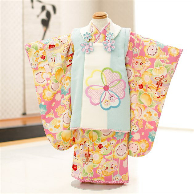 上記のご予約状況カレンダーを 必ずご確認いただきご注文下さい。 ご予約が入っていない商品は何も表示しておりません。ご利用日が予約期間と2日以上空いていればご利用可能です。 &nbsp; 着物のサイズなどについて詳しくお知りになりたい方は お電話でお気軽にお問い合せください。 【フリーダイヤル】 0120-140-375 【レンタルガイド】 ◆レンタルから返却までの流れ ◆レンタルご利用規約 ◆レンタル保険 ホっとプラス ◆ご予約のキャンセルについて ◆よくある質問 &nbsp; &nbsp;&nbsp; &nbsp; &nbsp; 【品　番】 f1377(「乙葉」ブランド ピンクにかわいい彩り祝花/3歳女の子被布/七五三) 【サイズ】 身丈：94cm/肩裄：39cm/袖丈：57cm 身長…約85cm〜100cm位 【素　材】 表地：上質ポリエステル /裏地：ポリエステル 【レンタル内容】 着物、被布コート、襦袢、草履、足袋、巾着、腰紐、髪飾り※腰紐は希望本数がございましたら無料で追加可能です。ご注文時備考欄にてお申し付け下さい。※簡単な着付けマニュアルをお付けします 【レンタル期間】 レンタル期間は3泊4日となります。 基本ご利用日2日前にお届けになります。 ご利用日の翌日夕方頃までに返却発送して下さい。 【おすすめ利用用途】 七五三や結婚式列席、発表会・前撮り・お祭り・初詣・お祝い 【備考】 ※レンタル品です。販売用ではありません。 ※人気衣裳につき下記予約状況表を必ずご確認下さい。重複している期間でのご利用はできません 【プレゼント】 当店オリジナルフォトブック＆感動スライド動画 【その他】 オールシーズン（春・夏・秋・冬）利用可能です。 *素材感や色合いの表現には個人差があり、環境により色合いが異なる場合がありますので、ご了承の上ご注文お願い致します。 &nbsp; &nbsp; &nbsp; ★安心のフルセットレンタル★ ★小物も含め、手軽に持ち運べる専用カバンにてお届けします★ &nbsp;