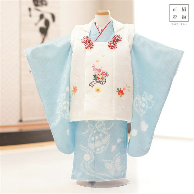 上記のご予約状況カレンダーを 必ずご確認いただきご注文下さい。 ◆他の3歳女の子正絹タイプはこちらから ご予約が入っていない商品は何も表示しておりません。ご利用日が予約期間と2日以上空いていればご利用可能です。 &nbsp; 着物のサイズなどについて詳しくお知りになりたい方は お電話でお気軽にお問い合せください。 【フリーダイヤル】 0120-140-375 【レンタルガイド】 ◆レンタルから返却までの流れ ◆レンタルご利用規約 ◆レンタル保険 ホっとプラス ◆ご予約のキャンセルについて ◆よくある質問 &nbsp; &nbsp;&nbsp; &nbsp; &nbsp; &nbsp; &nbsp; 【品　番】 f1507(高級正絹 「しゃれっこ」ブランド 水色に慶祝疋田絞り/3歳女の子被布/七五三) 【サイズ】 身丈：92cm/肩裄：39cm/袖丈：57cm 身長…約88cm〜100cm位 【素　材】 表地：高級正絹100% /裏地：ポリエステル 【レンタル内容】 着物、被布コート、襦袢、草履、足袋、巾着、腰紐、髪飾り※腰紐は希望本数がございましたら無料で追加可能です。ご注文時備考欄にてお申し付け下さい。※簡単な着付けマニュアルをお付けします 【レンタル期間】 レンタル期間は3泊4日となります。 基本ご利用日2日前にお届けになります。 ご利用日の翌日夕方頃までに返却発送して下さい。 【おすすめ利用用途】 七五三や結婚式列席、発表会・前撮り・お祭り・初詣・お祝い 【備考】 ※レンタル品です。販売用ではありません。 ※人気衣裳につき下記予約状況表を必ずご確認下さい。重複している期間でのご利用はできません 【プレゼント】 （1）当店オリジナルフォトブック＆感動スライド動画 【その他】 オールシーズン（春・夏・秋・冬）利用可能です。 ◆他の3歳女の子正絹タイプはこちらから *素材感や色合いの表現には個人差があり、環境により色合いが異なる場合がありますので、ご了承の上ご注文お願い致します。 &nbsp; &nbsp; &nbsp; ★安心のフルセットレンタル★ ★小物も含め、手軽に持ち運べる専用カバンにてお届けします★ &nbsp;