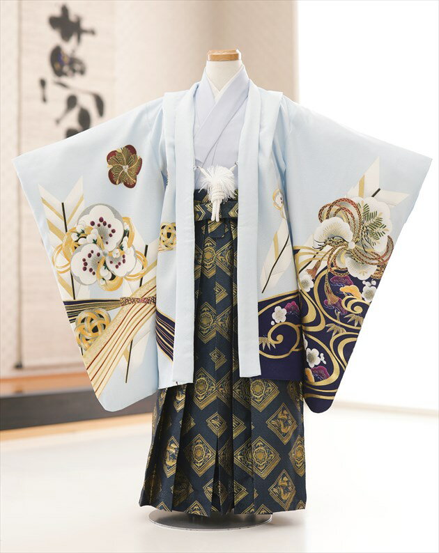 上記のご予約状況カレンダーを 必ずご確認いただきご注文下さい。 ご予約が入っていない商品は何も表示しておりません。ご利用日が予約期間と2日以上空いていればご利用可能です。 &nbsp; 着物のサイズなどについて詳しくお知りになりたい方は お電話でお気軽にお問い合せください。 【フリーダイヤル】 0120-140-375 【レンタルガイド】 ◆レンタルから返却までの流れ ◆レンタルご利用規約 ◆レンタル保険 ホっとプラス ◆ご予約のキャンセルについて ◆よくある質問 &nbsp; &nbsp;&nbsp; &nbsp; &nbsp; 【品　番】 d5654 (「しゃれっこ」ブランド　水色に吉祥流水古典柄 /5歳男児/七五三) 【サイズ】 羽織丈：64cm/肩裄：49cm/袴丈：60cm 身長…約108cm〜120cm位 【素　材】 表地：上質ポリエステル/裏地：ポリエステル 【レンタル内容】 羽織、着物、長襦袢、袴、角帯、草履、足袋、扇子、懐剣、羽織紐、腰紐(2本)、サスペンダー※腰紐は希望本数がございましたら無料で追加可能です。ご注文時備考欄にてお申し付け下さい。 【レンタル期間】 レンタル期間は3泊4日となります。 基本ご利用日の2日前にお届けになります。 ご利用日の翌日夕方頃までに返却発送して下さい。 【おすすめ利用用途】 七五三や結婚式列席、発表会・卒園式・イベント・初詣・七草祝い 【お問い合わせ】 営業時間外や夜間・複数同時着信の電話にも対応出来るようにAI応答システムを導入いたしました。 オペレーターからの直接電話をご希望の方は、下記ののフォームから「その他」→「ショップへ直接問い合わせる」と進んでいただき 「お名前、電話番号、ご希望の時間帯、質問内容」を記入いただければ折り返しご連絡させていただきます。 メールでのお問い合わせもこちらから受け付けております ◆お問い合わせフォームはこちらから 【お急ぎ注文について】 ※当店では15:00までにご注文をいただければ一部地域を除き当日発送に対応しております。 万が一、ご注文に不備があっても当店からお電話でご連絡させていただきますので安心してご注文ください。 【気温が高い時期について】 9月や10月など気温が高い時期も快適にお着物を ご利用いただくため、長襦袢は通常タイプから涼しげな「涼襦袢」にご変更が可能です。 襟部分は通年用と同じ素材となりますので、見た目には違いが分からない仕様です。 ご希望の際にはご注文時選択肢よりお選びくださいませ。 【プレゼント】 当店オリジナルフォトブック＆感動スライド動画 【備考】 ※レンタル品です。販売用ではありません。※簡単な着付けマニュアルをお付けします。 ※下記予約状況表を必ずご確認下さい。 重複している期間でのご利用はできません 【扇子について】 扇子は非常に壊れやすいため、当店ではお子様の怪我防止として 「開かない扇子」での御用意とさせていただいております。予めご了承くださいませ。 【その他】 ※オールシーズン（春・夏・秋・冬）利用可能です。 ◆同じ着物で小さめ5歳サイズはこちらから *素材感や色合いの表現には個人差があり、環境により色合いが異なる場合がありますので、ご了承の上ご注文お願い致します。 &nbsp; &nbsp; &nbsp; ★安心のフルセットレンタル★ ★小物も含め、手軽に持ち運べる専用カバンにてお届けします★ &nbsp;