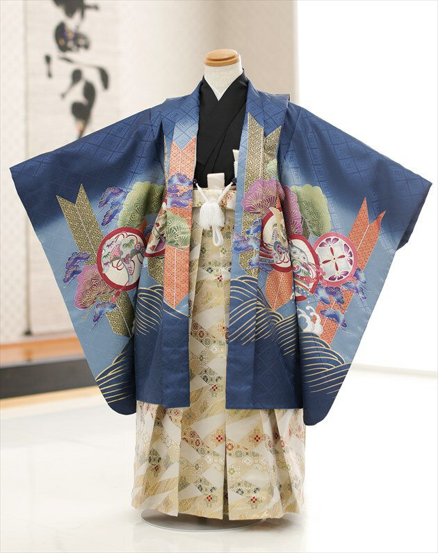 上記のご予約状況カレンダーを 必ずご確認いただきご注文下さい。 ご予約が入っていない商品は何も表示しておりません。ご利用日が予約期間と2日以上空いていればご利用可能です。 &nbsp; 着物のサイズなどについて詳しくお知りになりたい方は お電話でお気軽にお問い合せください。 【フリーダイヤル】 0120-140-375 【レンタルガイド】 ◆レンタルから返却までの流れ ◆レンタルご利用規約 ◆レンタル保険 ホっとプラス ◆ご予約のキャンセルについて ◆よくある質問 &nbsp; &nbsp;&nbsp; &nbsp; &nbsp; 【品　番】 d5248(「光」ブランド 紺地に慶び飛翔鷹/5歳男児/七五三) 【サイズ】 羽織丈：64cm/肩裄：49cm/袴丈：60cm 身長…約108cm〜120cm位 【素　材】 表地：上質ポリエステル/裏地：ポリエステル 【レンタル内容】 羽織、着物、長襦袢、袴、角帯、草履、足袋、扇子、懐剣、羽織紐、腰紐(2本)、サスペンダー※腰紐は希望本数がございましたら無料で追加可能です。ご注文時備考欄にてお申し付け下さい。 【レンタル期間】 レンタル期間は3泊4日となります。 基本ご利用日の2日前にお届けになります。 ご利用日の翌日夕方頃までに返却発送して下さい。 【おすすめ利用用途】 七五三や結婚式列席、発表会・卒園式・イベント・初詣・七草祝い 【気温が高い時期について】 9月や10月など気温が高い時期も快適にお着物を ご利用いただくため、長襦袢は通常タイプから涼しげな「涼襦袢」にご変更が可能です。 襟部分は通年用と同じ素材となりますので、見た目には違いが分からない仕様です。 ご希望の際にはご注文時選択肢よりお選びくださいませ。 【プレゼント】 当店オリジナルフォトブック＆感動スライド動画 【備考】 ※レンタル品です。販売用ではありません。※簡単な着付けマニュアルをお付けします。 ※下記予約状況表を必ずご確認下さい。 重複している期間でのご利用はできません 【扇子について】 扇子は非常に壊れやすいため、当店ではお子様の怪我防止として 「開かない扇子」での御用意とさせていただいております。予めご了承くださいませ。 【その他】 ※オールシーズン（春・夏・秋・冬）利用可能です。 *素材感や色合いの表現には個人差があり、環境により色合いが異なる場合がありますので、ご了承の上ご注文お願い致します。 &nbsp; &nbsp; &nbsp; ★安心のフルセットレンタル★ ★小物も含め、手軽に持ち運べる専用カバンにてお届けします★ &nbsp;