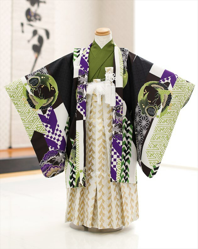 上記のご予約状況カレンダーを 必ずご確認いただきご注文下さい。 ご予約が入っていない商品は何も表示しておりません。ご利用日が予約期間と2日以上空いていればご利用可能です。 &nbsp; 着物のサイズなどについて詳しくお知りになりたい方は お電話でお気軽にお問い合せください。 【フリーダイヤル】 0120-140-375 【レンタルガイド】 ◆レンタルから返却までの流れ ◆レンタルご利用規約 ◆レンタル保険 ホっとプラス ◆ご予約のキャンセルについて ◆よくある質問 &nbsp; &nbsp;&nbsp; &nbsp; &nbsp; 【品　番】 d5326(「HAIBARA」ブランド 黒地モダン吉祥鳳凰/5歳男児/七五三) 【サイズ】 羽織丈：67cm/肩裄：49cm/袴丈：57cm 身長…約105cm〜115cm位 【素　材】 表地：上質ポリエステル/裏地：ポリエステル 【レンタル内容】 羽織、着物、長襦袢、袴、角帯、草履、足袋、扇子、懐剣、羽織紐、腰紐(2本)、サスペンダー※腰紐は希望本数がございましたら無料で追加可能です。ご注文時備考欄にてお申し付け下さい。 【レンタル期間】 レンタル期間は3泊4日となります。 基本ご利用日の2日前にお届けになります。 ご利用日の翌日夕方頃までに返却発送して下さい。 【おすすめ利用用途】 七五三や結婚式列席、発表会・卒園式・イベント・初詣・七草祝い 【気温が高い時期について】 9月や10月など気温が高い時期も快適にお着物を ご利用いただくため、長襦袢は通常タイプから涼しげな「涼襦袢」にご変更が可能です。 襟部分は通年用と同じ素材となりますので、見た目には違いが分からない仕様です。 ご希望の際にはご注文時選択肢よりお選びくださいませ。 【プレゼント】 当店オリジナルフォトブック＆感動スライド動画 【備考】 ※レンタル品です。販売用ではありません。※簡単な着付けマニュアルをお付けします。 ※下記予約状況表を必ずご確認下さい。 重複している期間でのご利用はできません 【扇子について】 扇子は非常に壊れやすいため、当店ではお子様の怪我防止として 「開かない扇子」での御用意とさせていただいております。予めご了承くださいませ。 【その他】 ※オールシーズン（春・夏・秋・冬）利用可能です。 *素材感や色合いの表現には個人差があり、環境により色合いが異なる場合がありますので、ご了承の上ご注文お願い致します。 &nbsp; &nbsp; &nbsp; ★安心のフルセットレンタル★ ★小物も含め、手軽に持ち運べる専用カバンにてお届けします★ &nbsp;