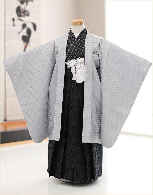 上記のご予約状況カレンダーを 必ずご確認いただきご注文下さい。 ご予約が入っていない商品は何も表示しておりません。ご利用日が予約期間と2日以上空いていればご利用可能です。 &nbsp; 着物のサイズなどについて詳しくお知りになりたい方は お電話でお気軽にお問い合せください。 【フリーダイヤル】 0120-140-375 【レンタルガイド】 ◆レンタルから返却までの流れ ◆レンタルご利用規約 ◆レンタル保険 ホっとプラス ◆ご予約のキャンセルについて ◆よくある質問 &nbsp; &nbsp;&nbsp; &nbsp; &nbsp; 【品　番】 d5365(「花わらべ」ブランド　無地グレーにシンプルモダン/5歳男児/七五三) 【サイズ】 羽織丈：65cm/肩裄：49cm/袴丈：60cm 身長…約108cm〜120cm位 【素　材】 表地：上質ポリエステル/裏地：ポリエステル 【レンタル内容】 羽織、着物、長襦袢、袴、角帯、草履、足袋、扇子、懐剣、羽織紐、腰紐(2本)、サスペンダー※腰紐は希望本数がございましたら無料で追加可能です。ご注文時備考欄にてお申し付け下さい。 【レンタル期間】 レンタル期間は3泊4日となります。 基本ご利用日の2日前にお届けになります。 ご利用日の翌日夕方頃までに返却発送して下さい。 【おすすめ利用用途】 七五三や結婚式列席、発表会・卒園式・イベント・初詣・七草祝い 【気温が高い時期について】 9月や10月など気温が高い時期も快適にお着物を ご利用いただくため、長襦袢は通常タイプから涼しげな「涼襦袢」にご変更が可能です。 襟部分は通年用と同じ素材となりますので、見た目には違いが分からない仕様です。 ご希望の際にはご注文時選択肢よりお選びくださいませ。 【プレゼント】 当店オリジナルフォトブック＆感動スライド動画 【備考】 ※レンタル品です。販売用ではありません。※簡単な着付けマニュアルをお付けします。 ※下記予約状況表を必ずご確認下さい。 重複している期間でのご利用はできません 【扇子について】 扇子は非常に壊れやすいため、当店ではお子様の怪我防止として 「開かない扇子」での御用意とさせていただいております。予めご了承くださいませ。 【その他】 ※オールシーズン（春・夏・秋・冬）利用可能です。 *素材感や色合いの表現には個人差があり、環境により色合いが異なる場合がありますので、ご了承の上ご注文お願い致します。 &nbsp; &nbsp; &nbsp; ★安心のフルセットレンタル★ ★小物も含め、手軽に持ち運べる専用カバンにてお届けします★ &nbsp;