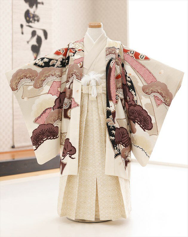 上記のご予約状況カレンダーを 必ずご確認いただきご注文下さい。 ご予約が入っていない商品は何も表示しておりません。ご利用日が予約期間と2日以上空いていればご利用可能です。 &nbsp; 着物のサイズなどについて詳しくお知りになりたい方は お電話でお気軽にお問い合せください。 【フリーダイヤル】 0120-140-375 【レンタルガイド】 ◆レンタルから返却までの流れ ◆レンタルご利用規約 ◆レンタル保険 ホっとプラス ◆ご予約のキャンセルについて ◆よくある質問 &nbsp; &nbsp;&nbsp; &nbsp; &nbsp; 【品　番】 d5477(「華徒然」ブランド 白ベージュ祝い熨斗と吉祥鳳凰/5歳男児/七五三) 【サイズ】 羽織丈：67cm/肩裄：49cm/袴丈：60cm 身長…約108cm〜120cm位 【素　材】 表地：上質ポリエステル/裏地：ポリエステル 【レンタル内容】 羽織、着物、長襦袢、袴、角帯、草履、足袋、扇子、懐剣、羽織紐、腰紐(2本)、サスペンダー※腰紐は希望本数がございましたら無料で追加可能です。ご注文時備考欄にてお申し付け下さい。 【レンタル期間】 レンタル期間は3泊4日となります。 基本ご利用日の2日前にお届けになります。 ご利用日の翌日夕方頃までに返却発送して下さい。 【おすすめ利用用途】 七五三や結婚式列席、発表会・卒園式・イベント・初詣・七草祝い 【気温が高い時期について】 9月や10月など気温が高い時期も快適にお着物を ご利用いただくため、長襦袢は通常タイプから涼しげな「涼襦袢」にご変更が可能です。 襟部分は通年用と同じ素材となりますので、見た目には違いが分からない仕様です。 ご希望の際にはご注文時選択肢よりお選びくださいませ。 【プレゼント】 当店オリジナルフォトブック＆感動スライド動画 【備考】 ※レンタル品です。販売用ではありません。※簡単な着付けマニュアルをお付けします。 ※下記予約状況表を必ずご確認下さい。 重複している期間でのご利用はできません 【扇子について】 扇子は非常に壊れやすいため、当店ではお子様の怪我防止として 「開かない扇子」での御用意とさせていただいております。予めご了承くださいませ。 【その他】 ※オールシーズン（春・夏・秋・冬）利用可能です。 ◆同じ着物で小さめ5歳サイズはこちらから *素材感や色合いの表現には個人差があり、環境により色合いが異なる場合がありますので、ご了承の上ご注文お願い致します。 &nbsp; &nbsp; &nbsp; ★安心のフルセットレンタル★ ★小物も含め、手軽に持ち運べる専用カバンにてお届けします★ &nbsp;