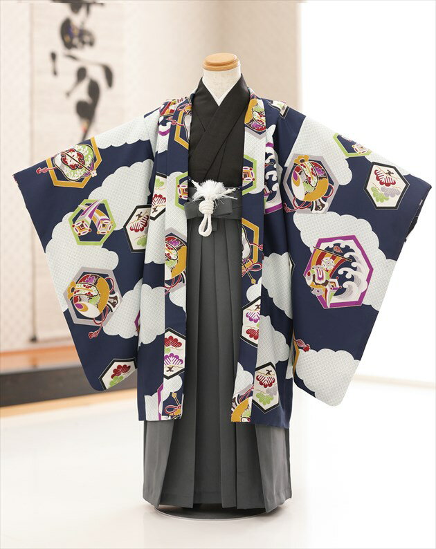 上記のご予約状況カレンダーを 必ずご確認いただきご注文下さい。 ご予約が入っていない商品は何も表示しておりません。ご利用日が予約期間と2日以上空いていればご利用可能です。 &nbsp; 着物のサイズなどについて詳しくお知りになりたい方は お電話でお気軽にお問い合せください。 【フリーダイヤル】 0120-140-375 【レンタルガイド】 ◆レンタルから返却までの流れ ◆レンタルご利用規約 ◆レンタル保険 ホっとプラス ◆ご予約のキャンセルについて ◆よくある質問 &nbsp; &nbsp;&nbsp; &nbsp; &nbsp; 【品　番】 d5476(「KOMACHI」 紺地に祝菱紋と縁起小槌/5歳男児/七五三) 【サイズ】 羽織丈：67cm/肩裄：49cm/袴丈：58cm 身長…約105cm〜117cm位 【素　材】 表地：上質ポリエステル/裏地：ポリエステル 【レンタル内容】 羽織、着物、長襦袢、袴、角帯、草履、足袋、扇子、懐剣、羽織紐、腰紐(2本)、サスペンダー※腰紐は希望本数がございましたら無料で追加可能です。ご注文時備考欄にてお申し付け下さい。 【レンタル期間】 レンタル期間は3泊4日となります。 基本ご利用日の2日前にお届けになります。 ご利用日の翌日夕方頃までに返却発送して下さい。 【おすすめ利用用途】 七五三や結婚式列席、発表会・卒園式・イベント・初詣・七草祝い 【気温が高い時期について】 9月や10月など気温が高い時期も快適にお着物を ご利用いただくため、長襦袢は通常タイプから涼しげな「涼襦袢」にご変更が可能です。 襟部分は通年用と同じ素材となりますので、見た目には違いが分からない仕様です。 ご希望の際にはご注文時選択肢よりお選びくださいませ。 【プレゼント】 当店オリジナルフォトブック＆感動スライド動画 【備考】 ※レンタル品です。販売用ではありません。※簡単な着付けマニュアルをお付けします。 ※下記予約状況表を必ずご確認下さい。 重複している期間でのご利用はできません 【扇子について】 扇子は非常に壊れやすいため、当店ではお子様の怪我防止として 「開かない扇子」での御用意とさせていただいております。予めご了承くださいませ。 【その他】 ※オールシーズン（春・夏・秋・冬）利用可能です。 *素材感や色合いの表現には個人差があり、環境により色合いが異なる場合がありますので、ご了承の上ご注文お願い致します。 &nbsp; &nbsp; &nbsp; ★安心のフルセットレンタル★ ★小物も含め、手軽に持ち運べる専用カバンにてお届けします★ &nbsp;