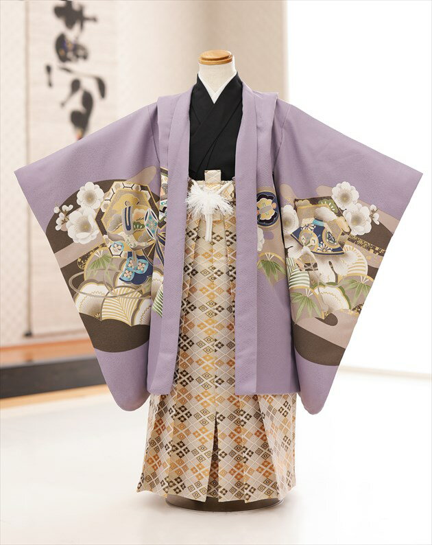 上記のご予約状況カレンダーを 必ずご確認いただきご注文下さい。 ご予約が入っていない商品は何も表示しておりません。ご利用日が予約期間と2日以上空いていればご利用可能です。 &nbsp; 着物のサイズなどについて詳しくお知りになりたい方は お電話でお気軽にお問い合せください。 【フリーダイヤル】 0120-140-375 【レンタルガイド】 ◆レンタルから返却までの流れ ◆レンタルご利用規約 ◆レンタル保険 ホっとプラス ◆ご予約のキャンセルについて ◆よくある質問 &nbsp; &nbsp;&nbsp; &nbsp; &nbsp; 【品　番】 d5488(「しゃれっこ」ブランド くすみ紫に勇壮飛翔鷹/5歳男児/七五三) 【サイズ】 羽織丈：65cm/肩裄：49cm/袴丈：60cm 身長…約108cm〜120cm位 【素　材】 表地：上質ポリエステル/裏地：ポリエステル 【レンタル内容】 羽織、着物、長襦袢、袴、角帯、草履、足袋、扇子、懐剣、羽織紐、腰紐(2本)、サスペンダー※腰紐は希望本数がございましたら無料で追加可能です。ご注文時備考欄にてお申し付け下さい。 【レンタル期間】 レンタル期間は3泊4日となります。 基本ご利用日の2日前にお届けになります。 ご利用日の翌日夕方頃までに返却発送して下さい。 【おすすめ利用用途】 七五三や結婚式列席、発表会・卒園式・イベント・初詣・七草祝い 【気温が高い時期について】 9月や10月など気温が高い時期も快適にお着物を ご利用いただくため、長襦袢は通常タイプから涼しげな「涼襦袢」にご変更が可能です。 襟部分は通年用と同じ素材となりますので、見た目には違いが分からない仕様です。 ご希望の際にはご注文時選択肢よりお選びくださいませ。 【プレゼント】 当店オリジナルフォトブック＆感動スライド動画 【備考】 ※レンタル品です。販売用ではありません。※簡単な着付けマニュアルをお付けします。 ※下記予約状況表を必ずご確認下さい。 重複している期間でのご利用はできません 【扇子について】 扇子は非常に壊れやすいため、当店ではお子様の怪我防止として 「開かない扇子」での御用意とさせていただいております。予めご了承くださいませ。 【その他】 ※オールシーズン（春・夏・秋・冬）利用可能です。 *素材感や色合いの表現には個人差があり、環境により色合いが異なる場合がありますので、ご了承の上ご注文お願い致します。 &nbsp; &nbsp; &nbsp; ★安心のフルセットレンタル★ ★小物も含め、手軽に持ち運べる専用カバンにてお届けします★ &nbsp;